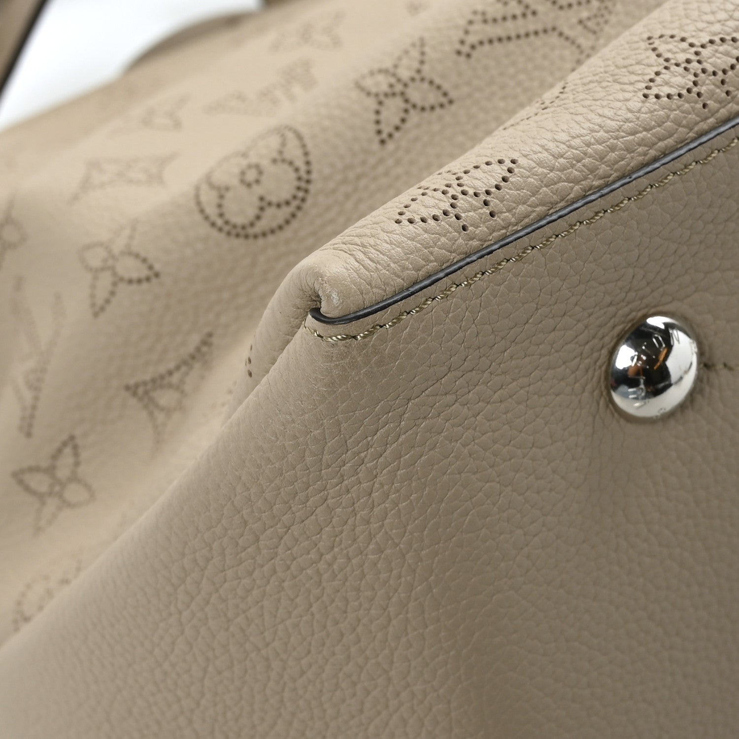 Louis Vuitton Mahina Beaubourg Hobo MM Galet 9 of 10