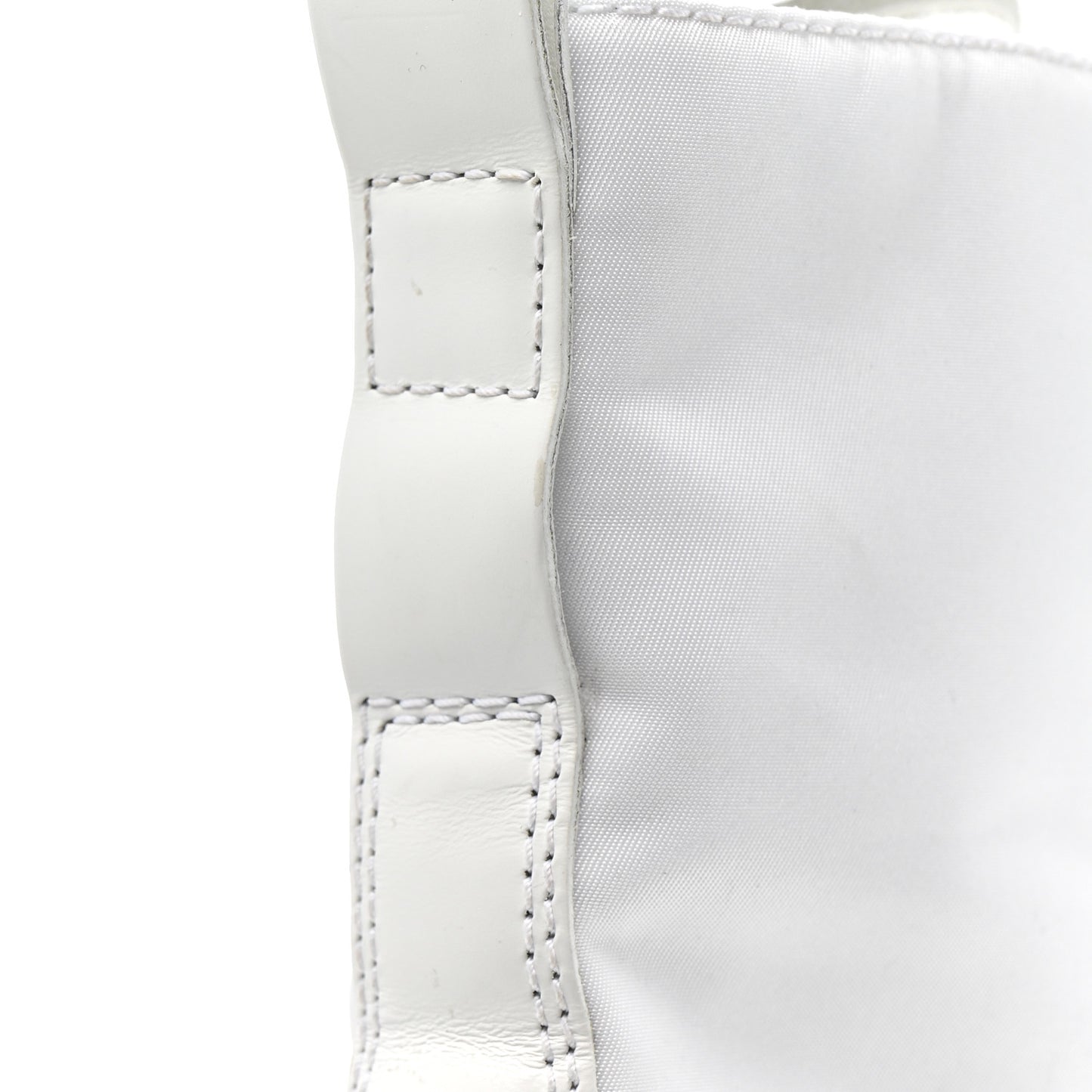 Spazzolato Rois Re-Nylon Metal Triangle Logo Monolith Pouch Pocket 55mm Boots 40.5 White
