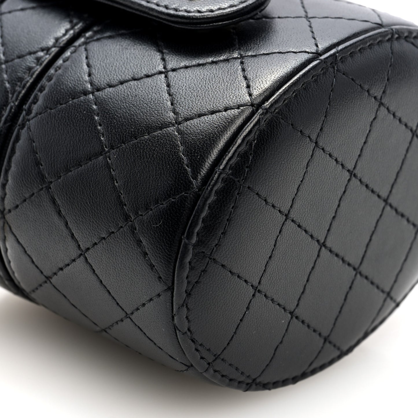 Lambskin Quilted Mini Round Vanity Case With Chain Black