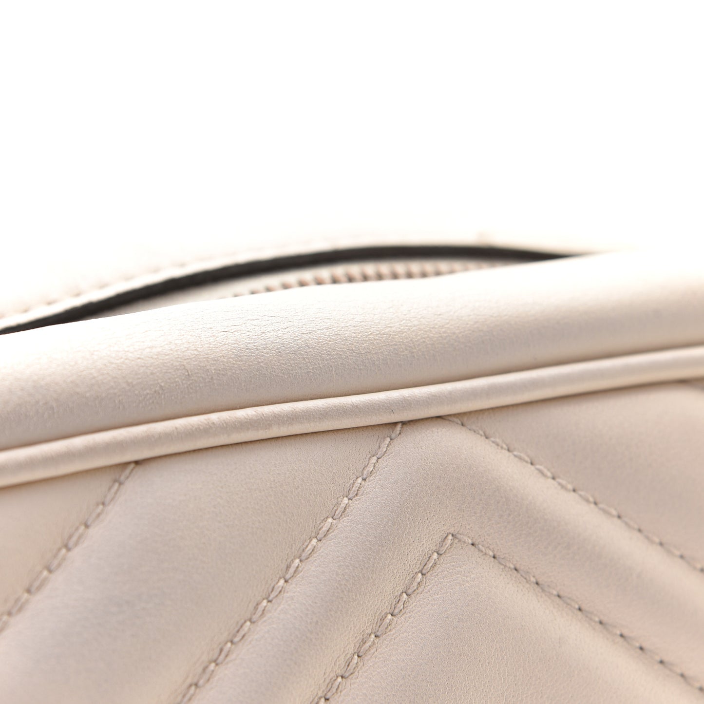 Calfskin Matelasse Medium GG Marmont Chain Shoulder Bag Mystic White