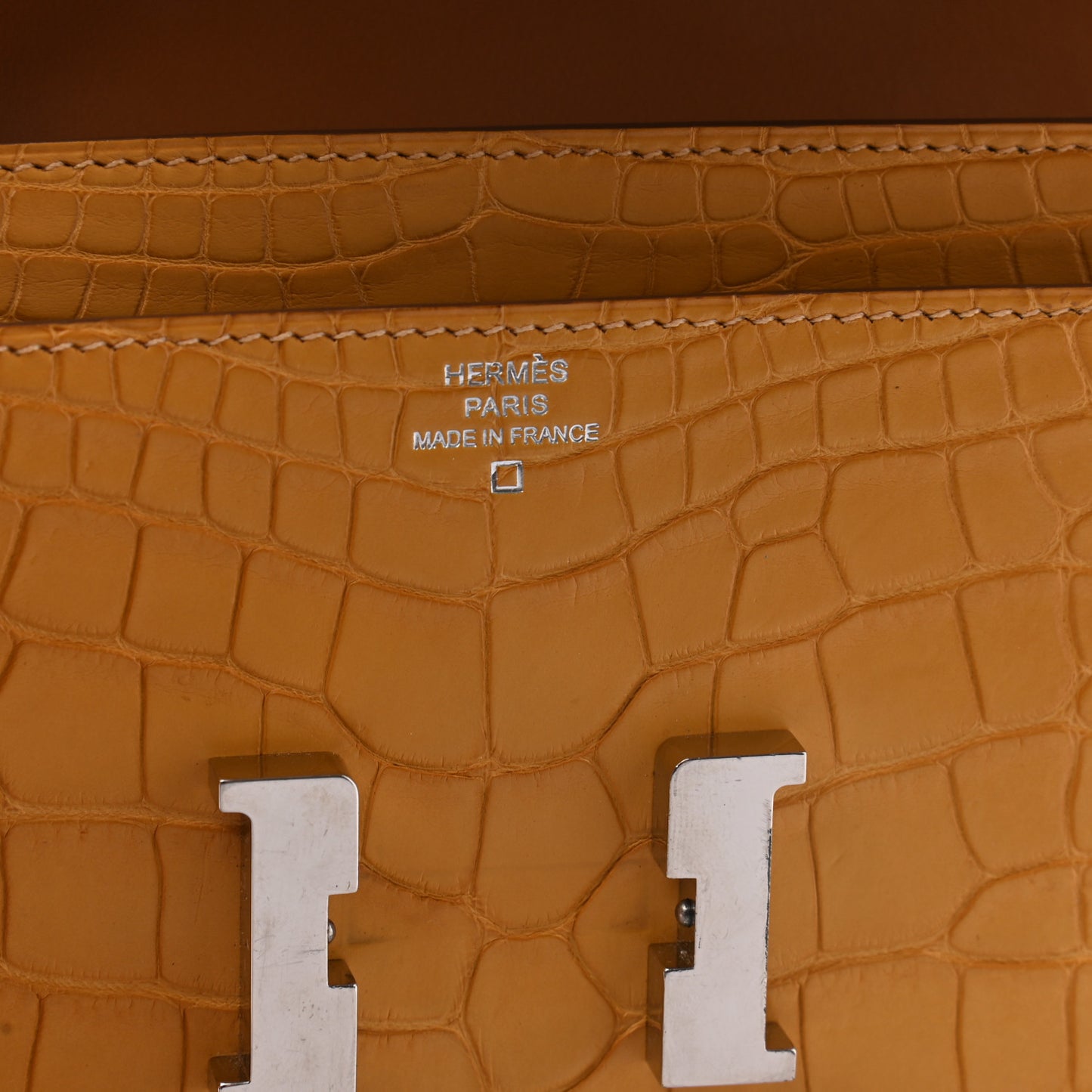 Matte Alligator Verso Constance Long Wallet Paille Sable