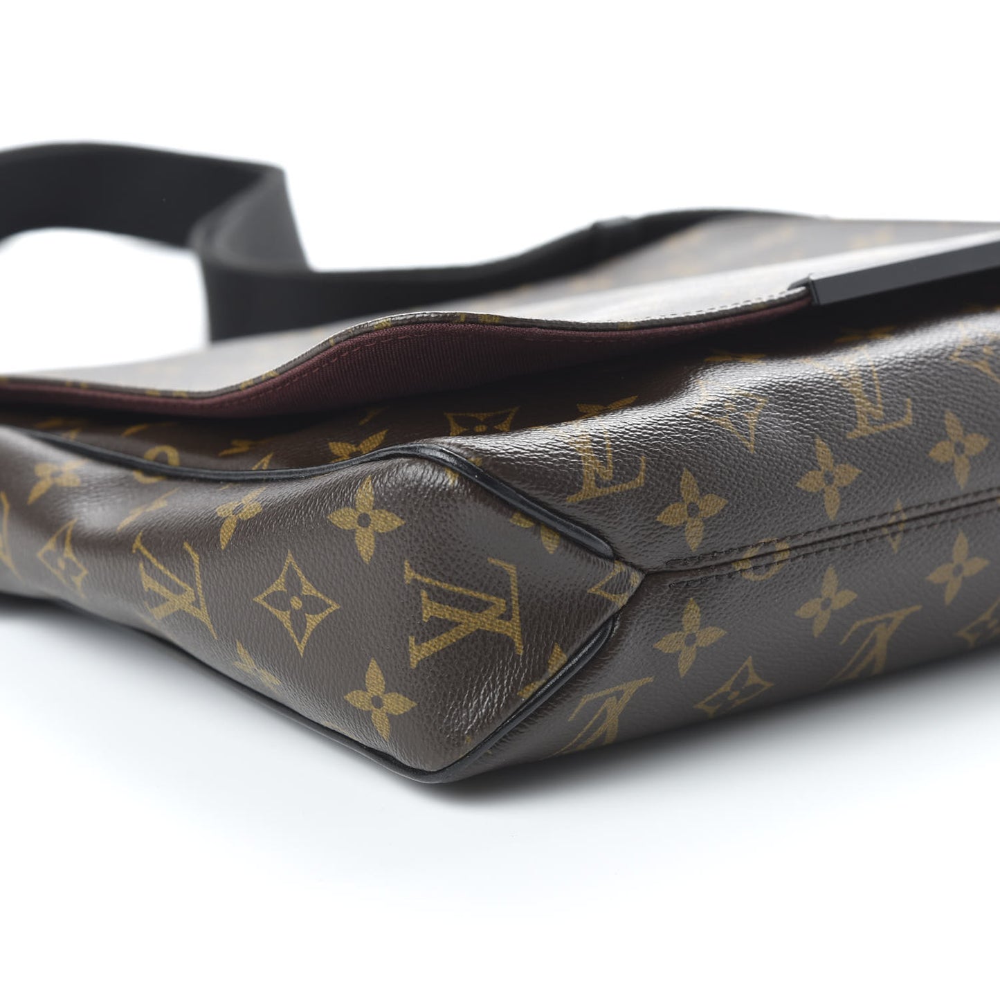 Monogram Macassar District MM