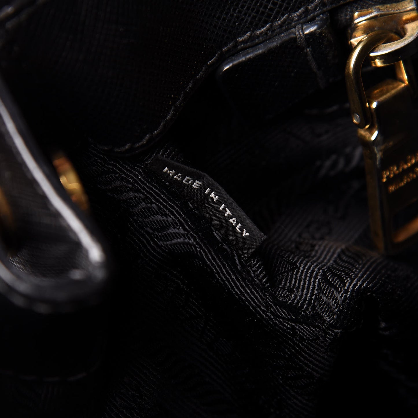 Saffiano Medium Galleria Double Zip Tote Black