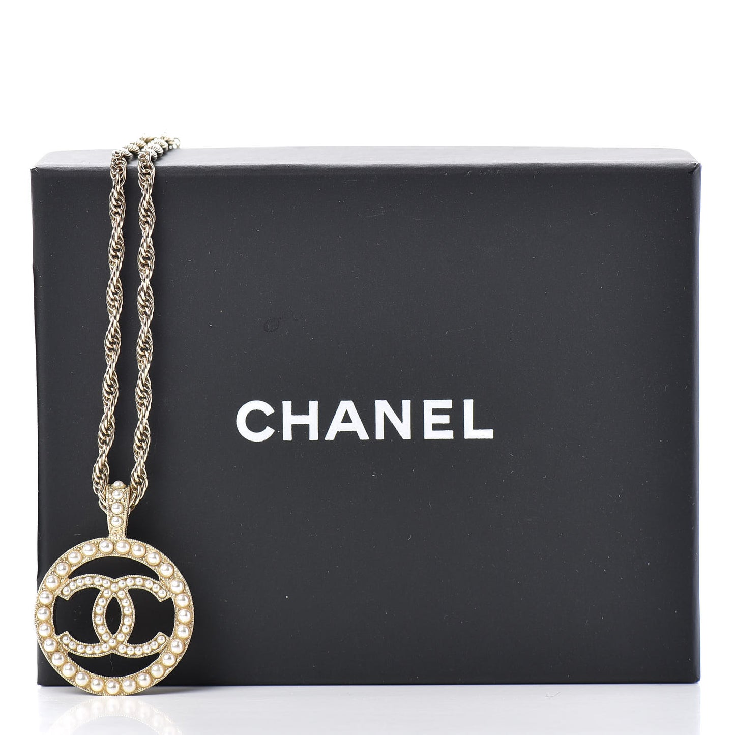 Pearl CC Round Pendant Necklace Gold