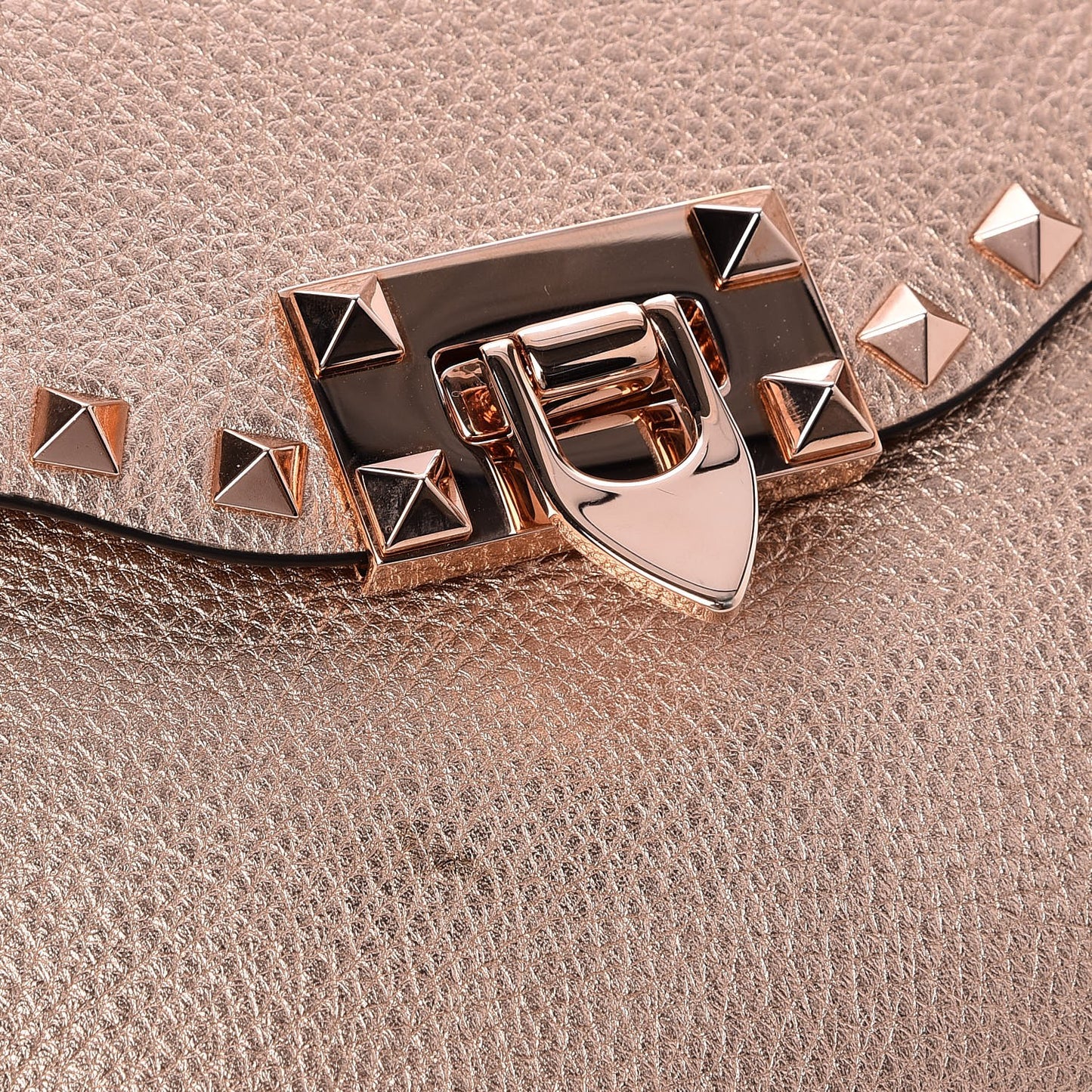 Metallic Pebbled Calfskin Medium Rockstud Flip Lock Crossbody Bag Rame
