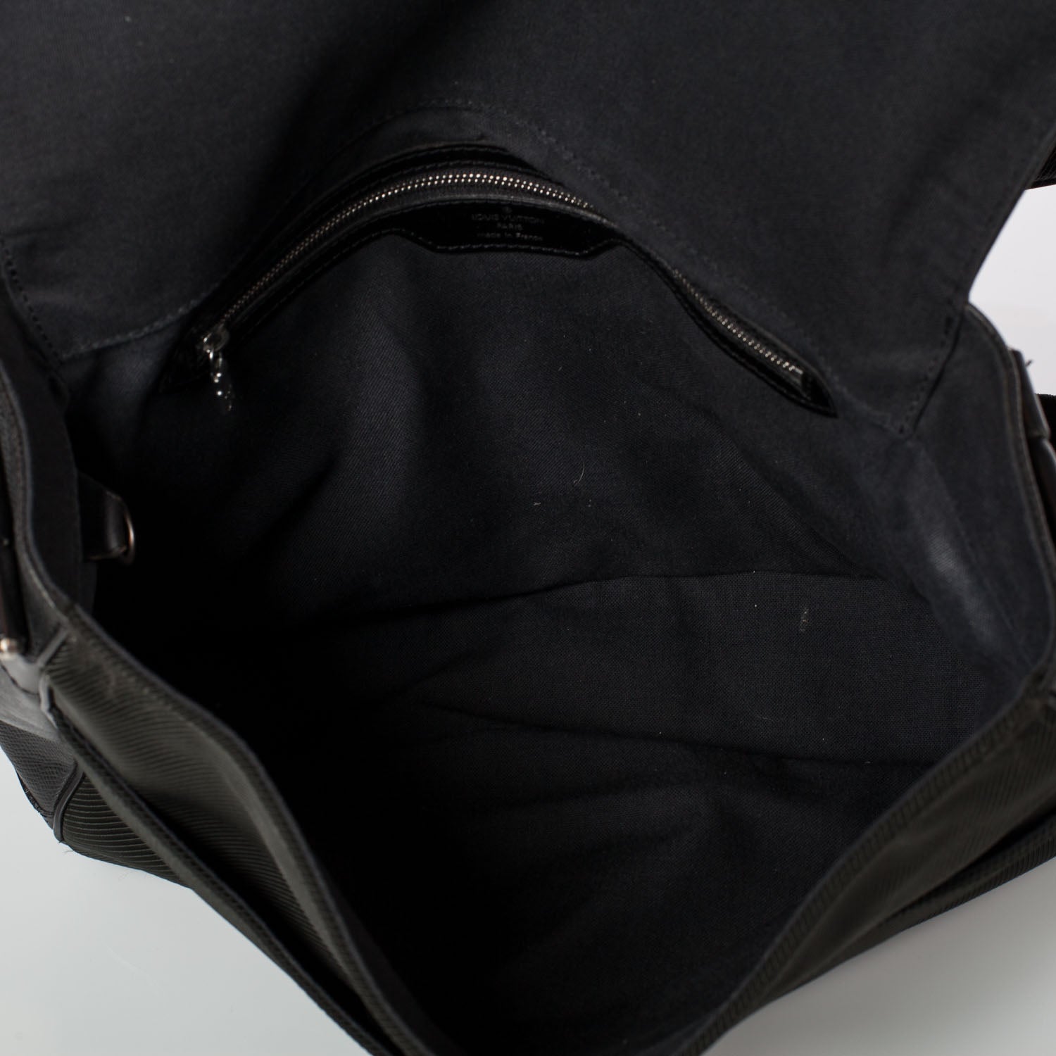 Louis Vuitton Taiga Viktor Messenger Bag 9 of 9