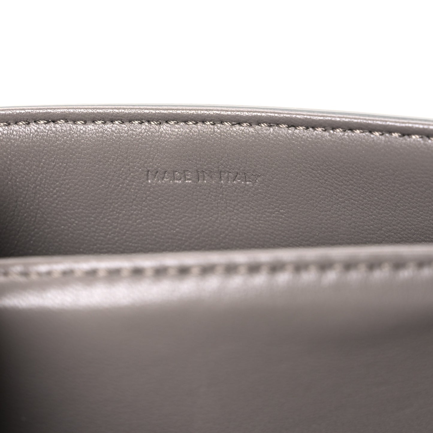 Shiny Calfskin Teen Triomphe Pebble