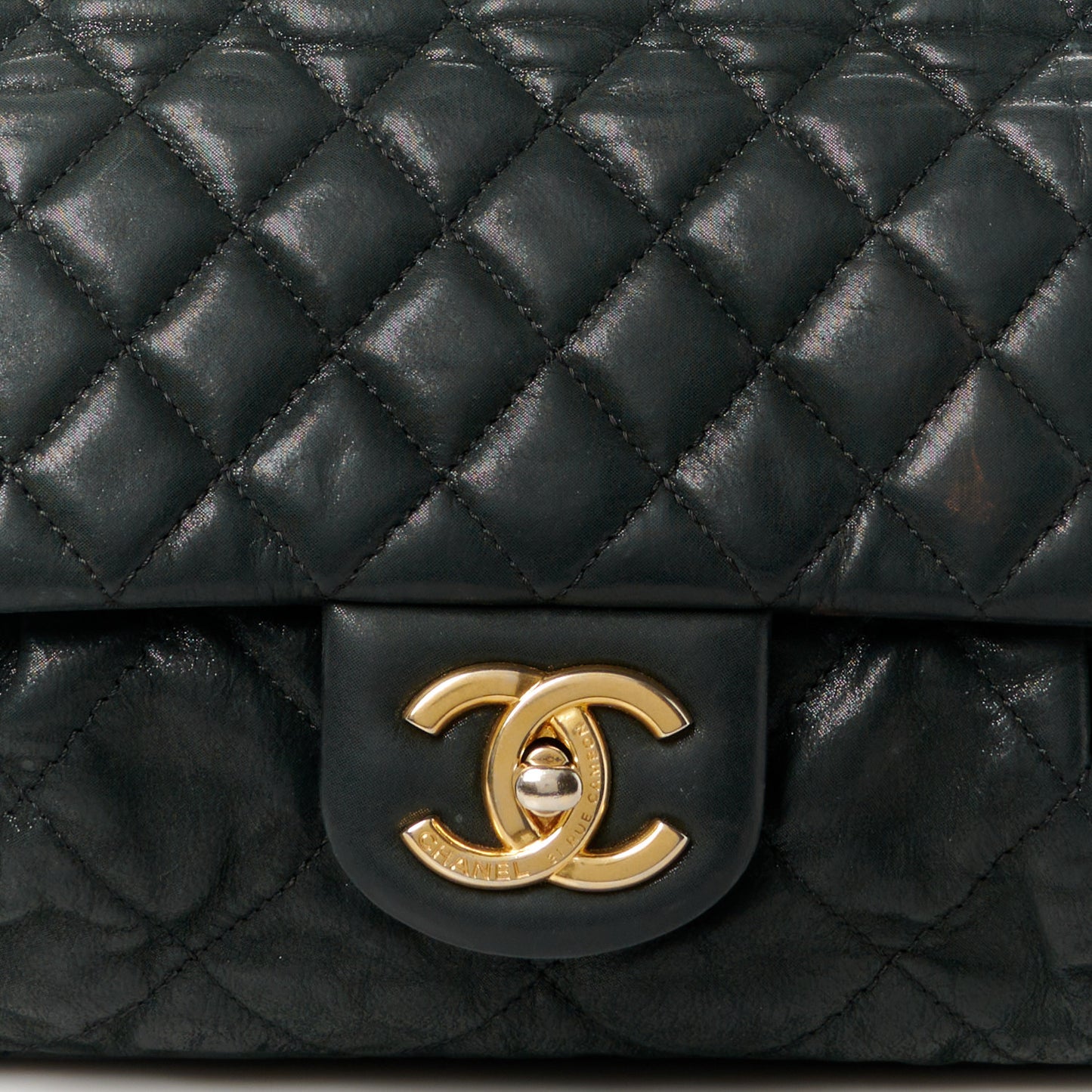 Iridescent Calfskin Large Chic Quilt Flap Black