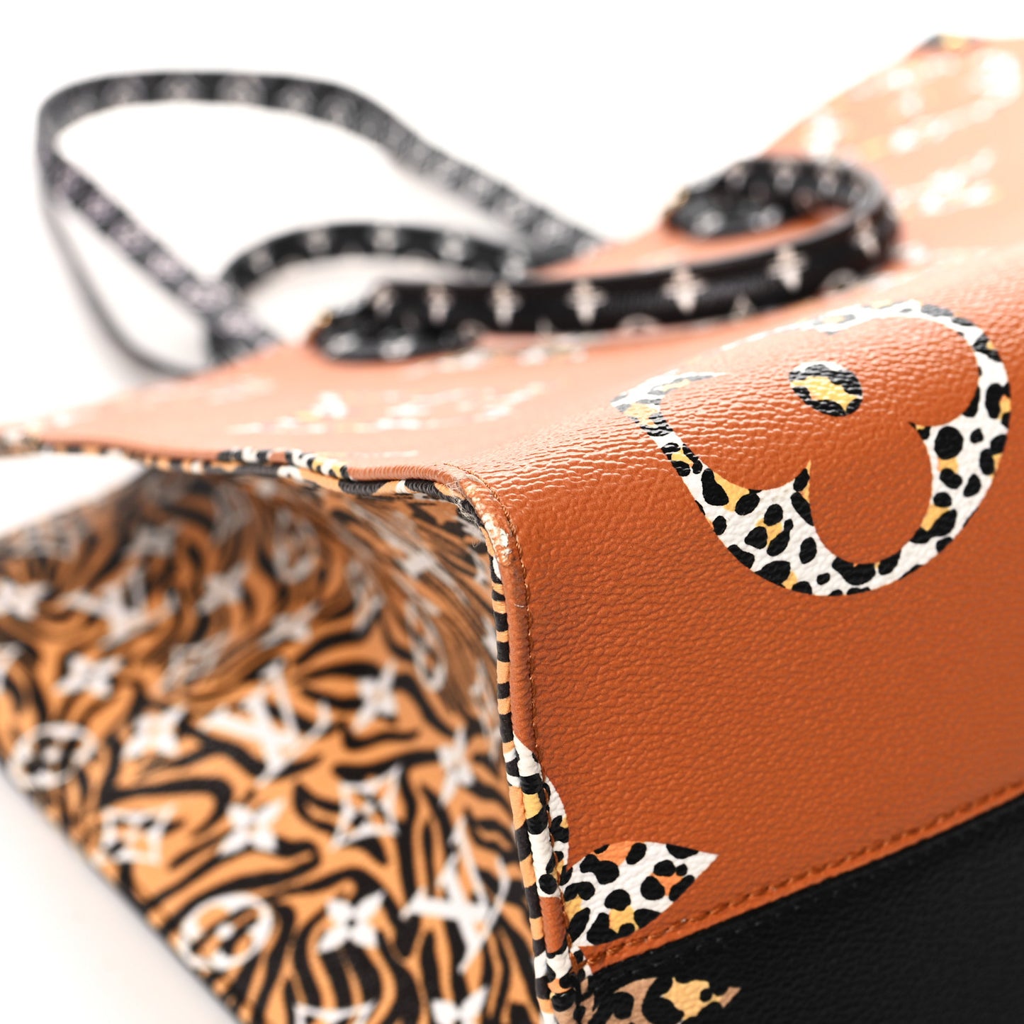 Monogram Giant Jungle Onthego GM Black