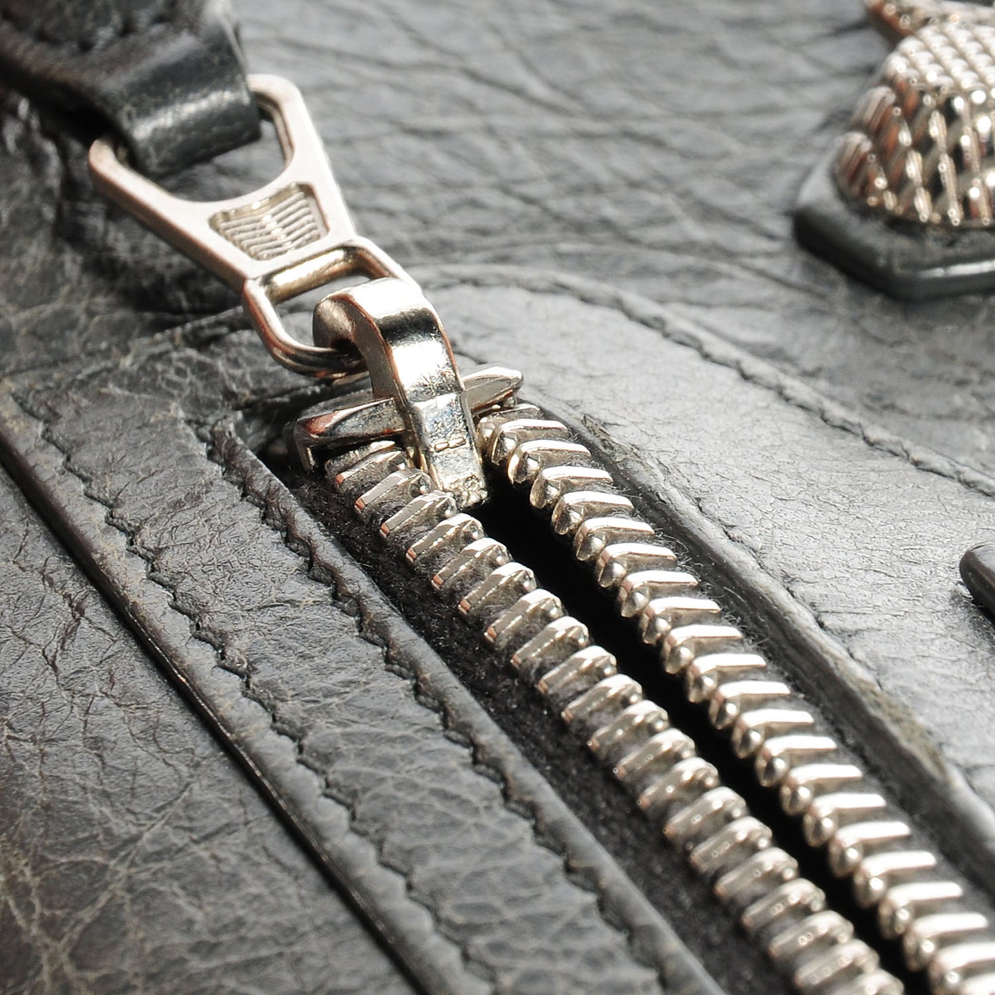 Agneau Giant 12 Silver Hardware Money Wallet Gris Tarmac