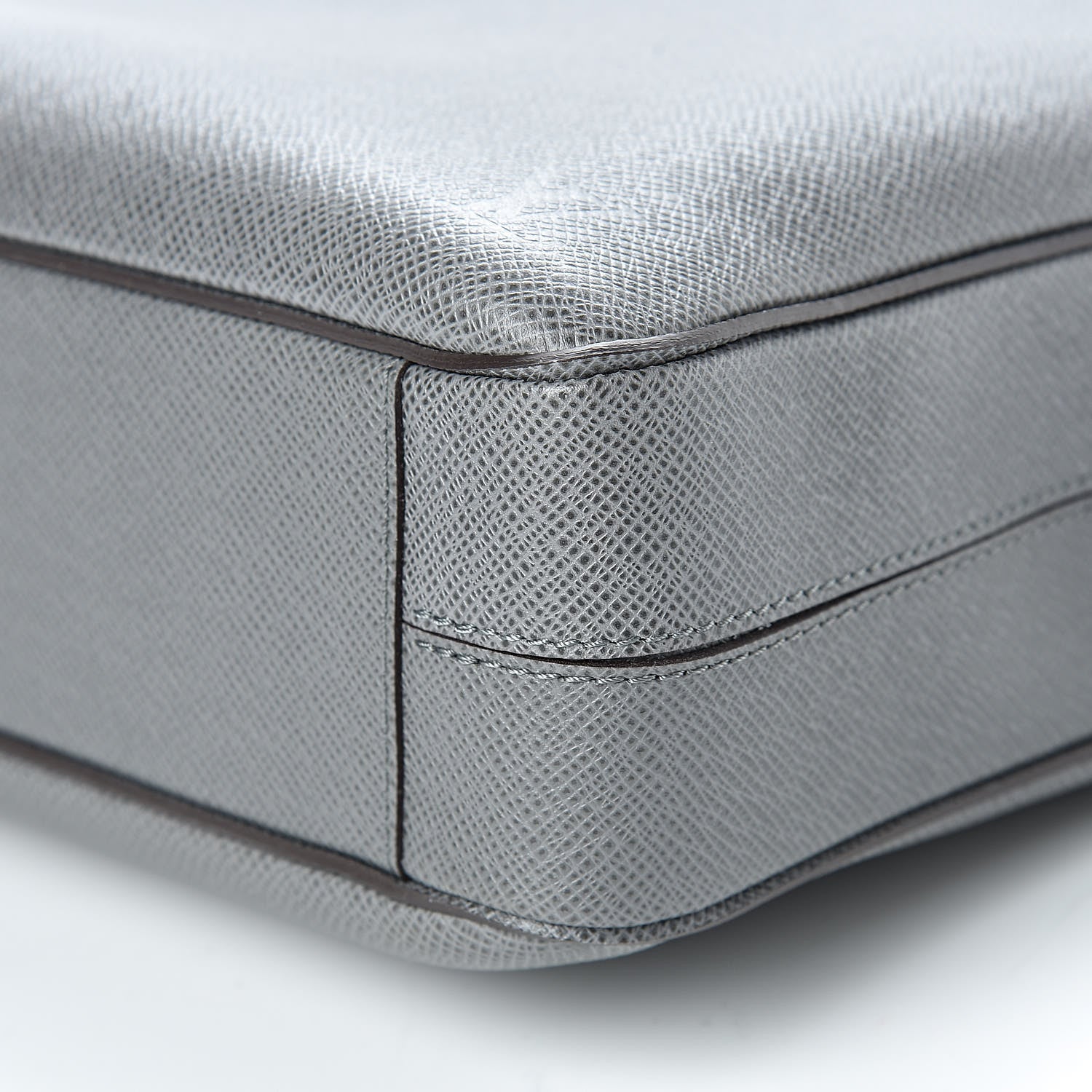 Louis Vuitton Taiga Porte-Documents Business MM Glacier 11 of 11