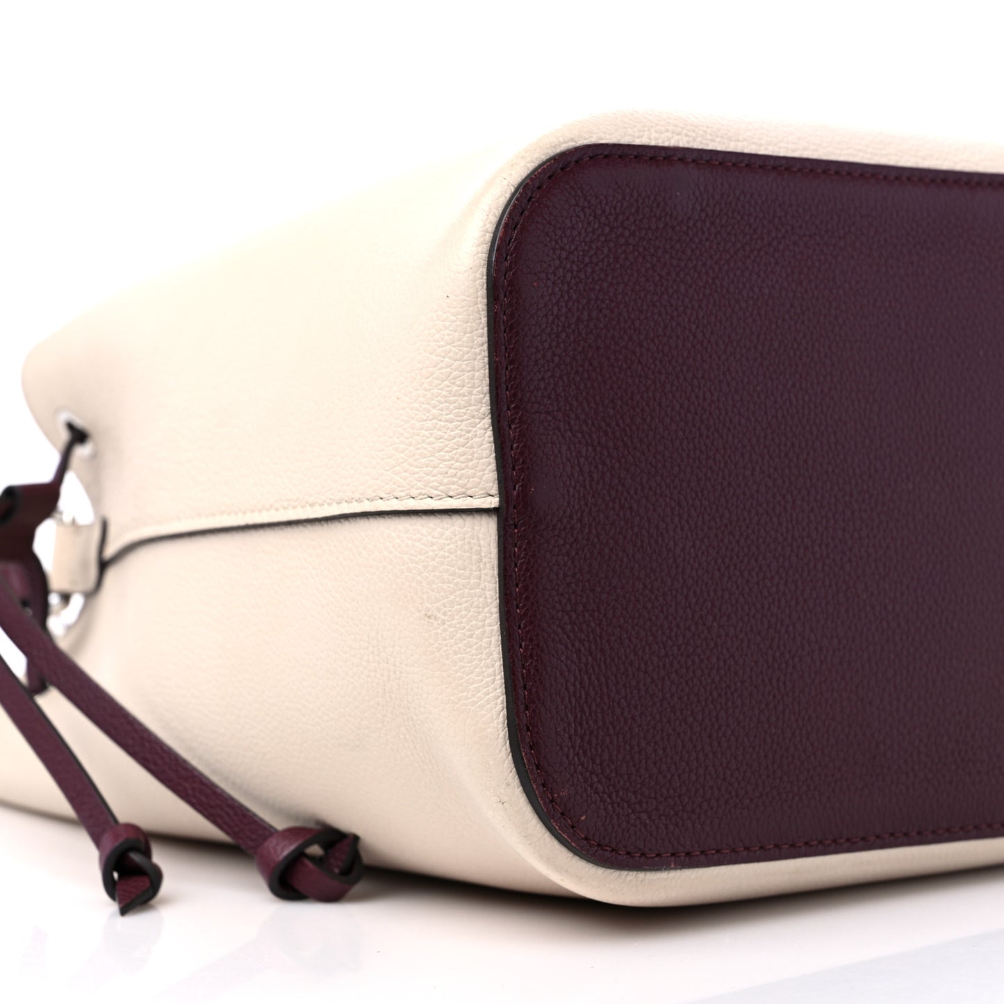 Calfskin Lockme Bucket Soie Quartz Calla