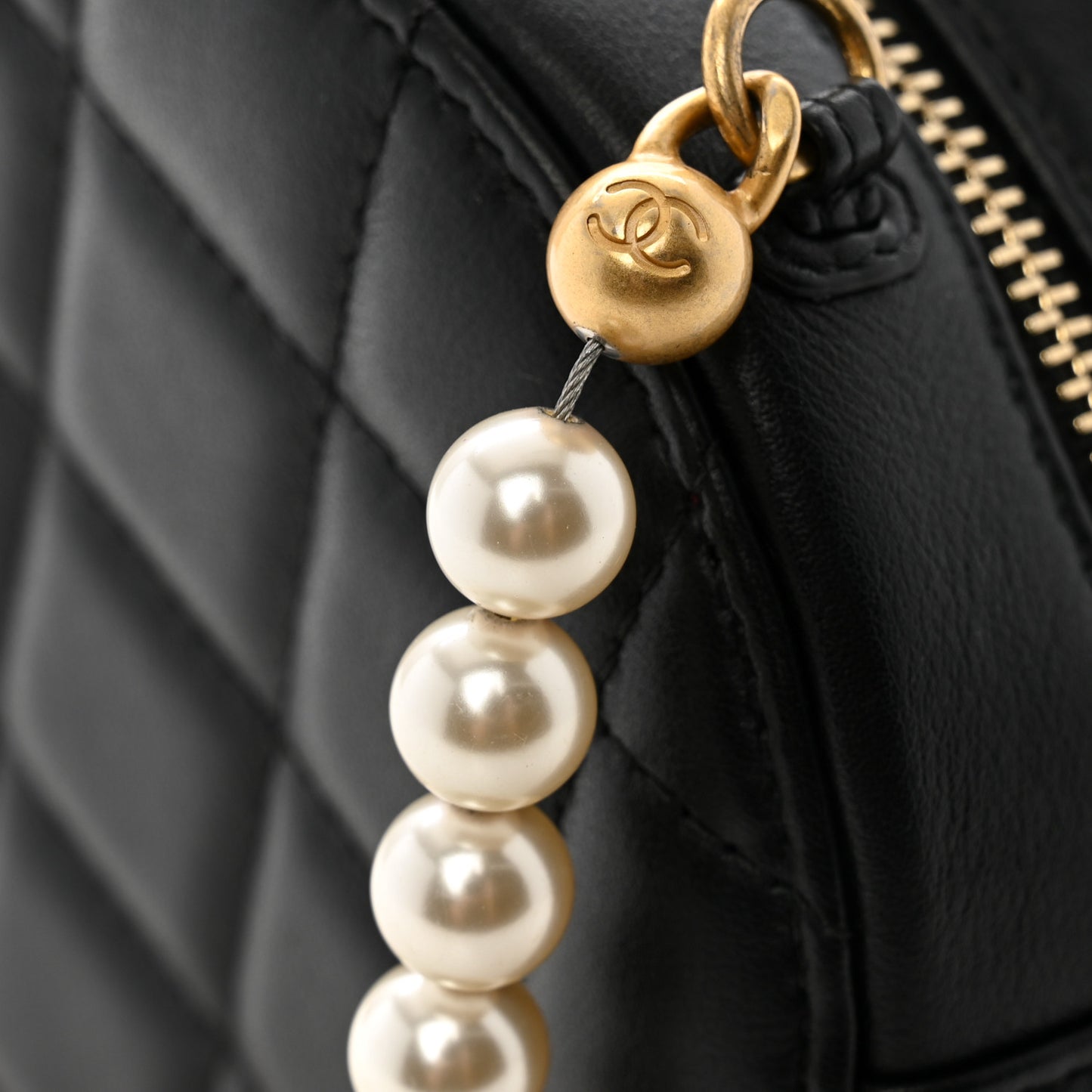 Lambskin Quilted Pearl Chain Round Clutch With Chain Black