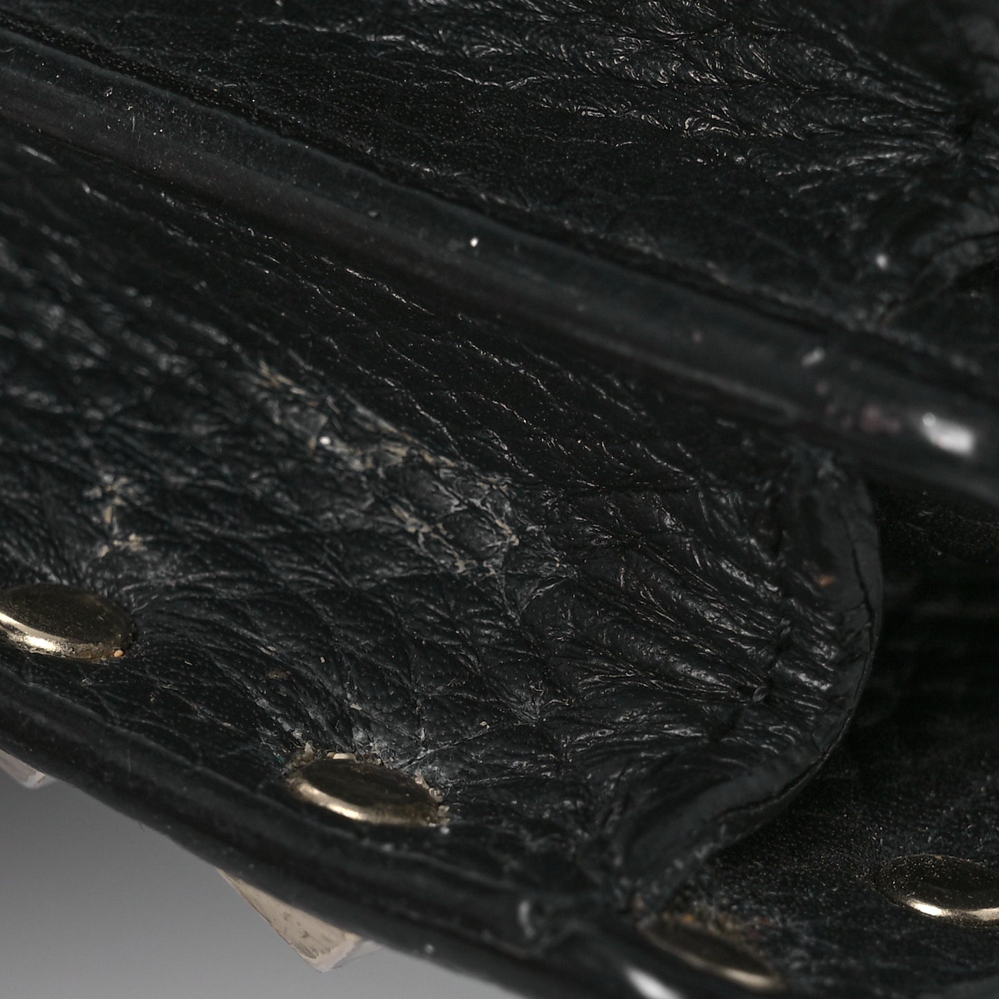 Pebbled Calfskin Rockstud Wallet On Chain Black