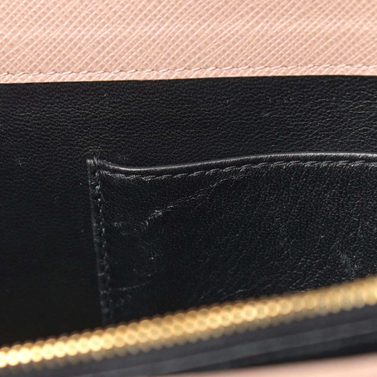 Saffiano Lux Monocrome Chain Wallet Cipria