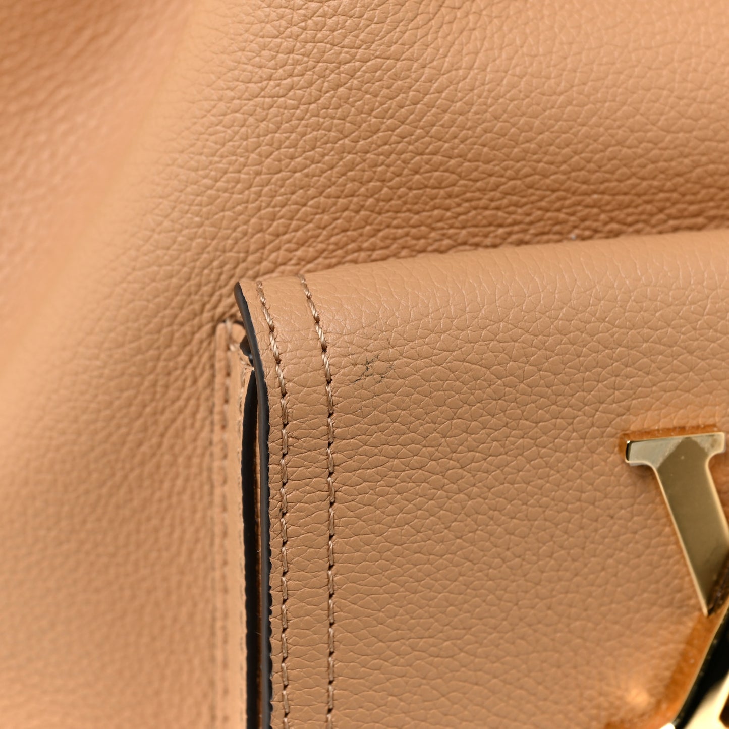 Calfskin Lockme Bucket MM Arizona Beige
