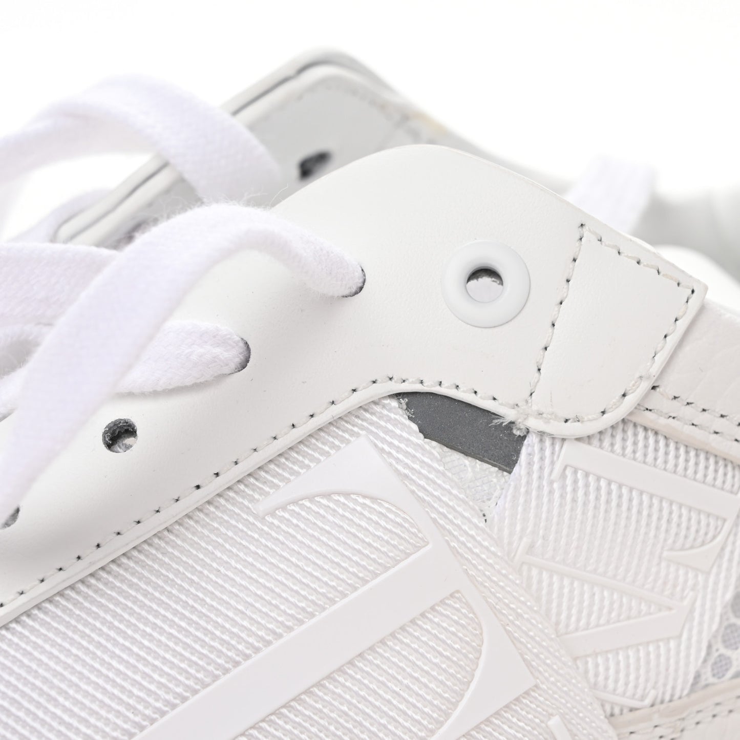 Calfskin Womens VL7N Sneakers 38 White Ice