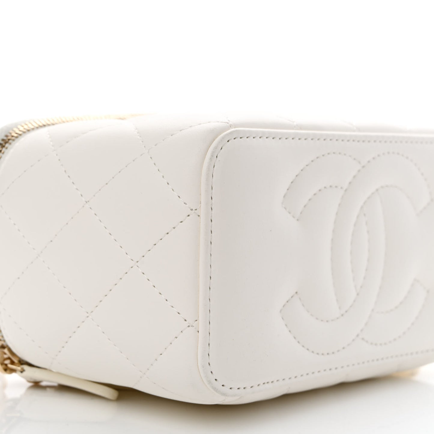 Lambskin Quilted Pearl Crush Small Vanity Case With Chain White