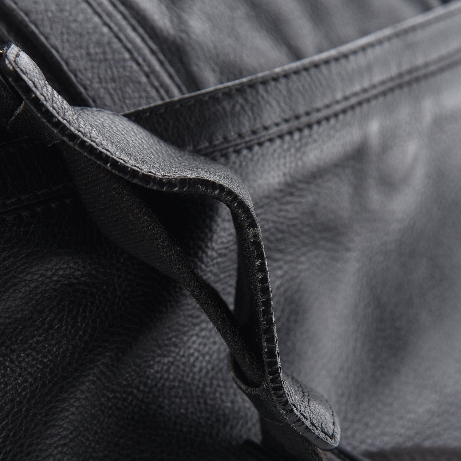 Burberry Grainy Calfskin Messenger Bag Black 12 of 21