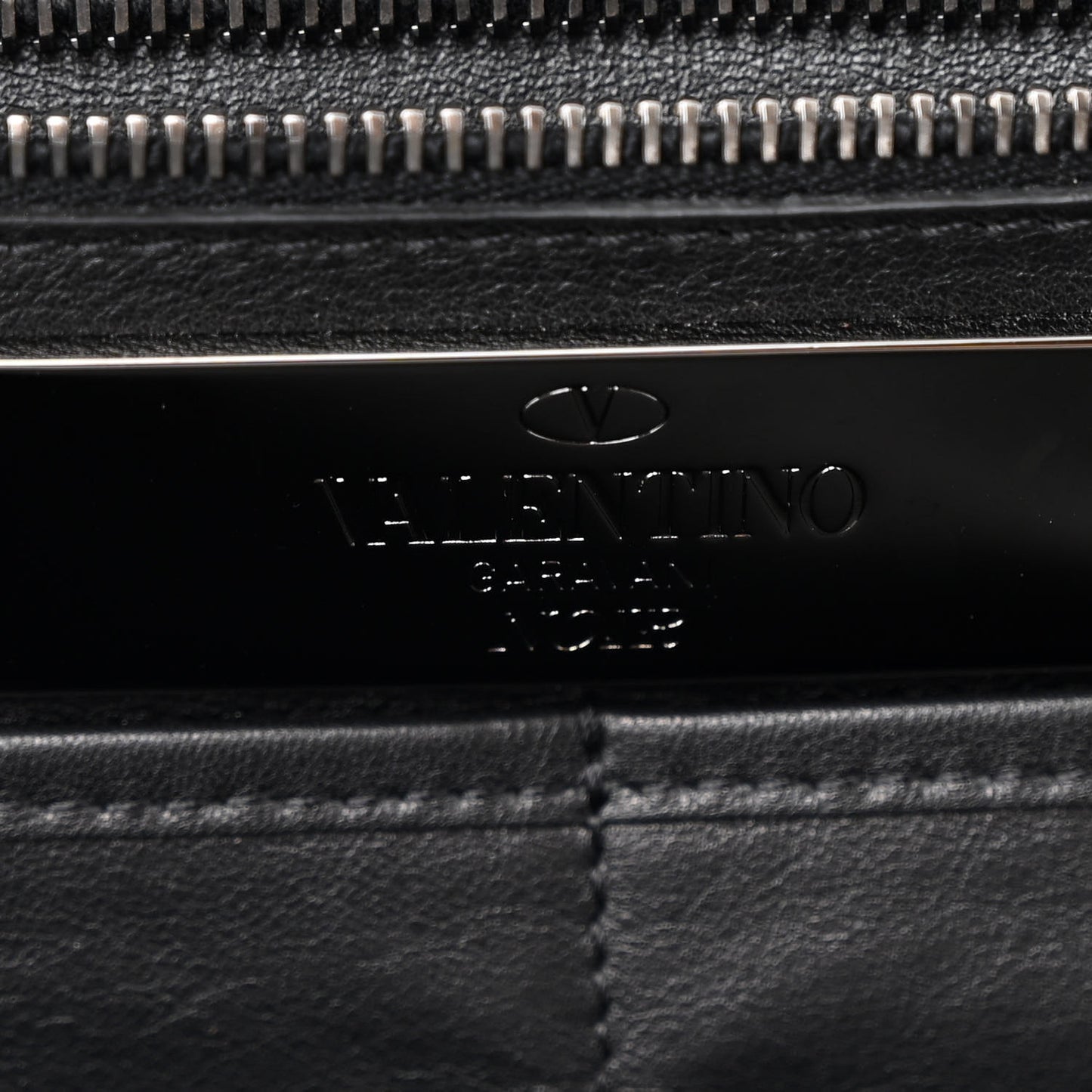 Vitello Medium Rockstud Tote Black