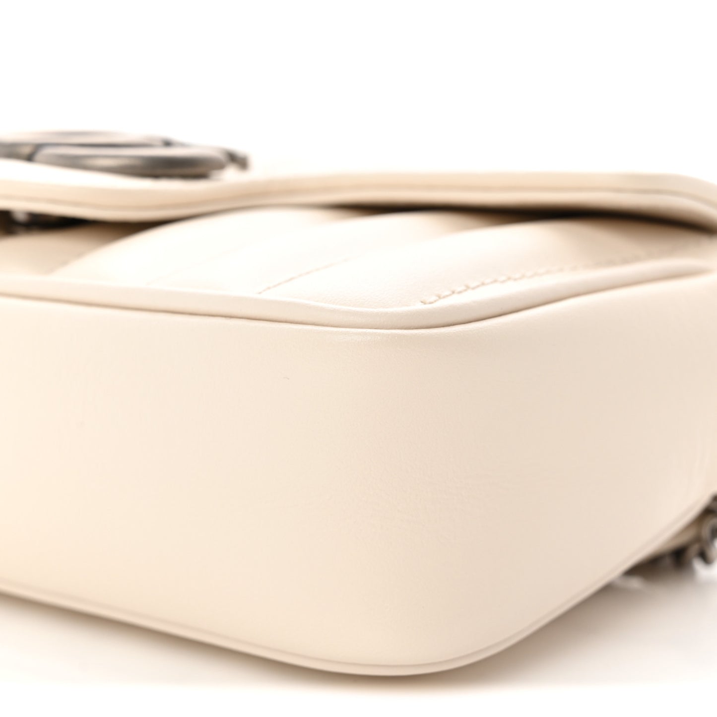 Calfskin Matelasse Aria Super Mini GG Marmont Shoulder Bag Mystic White