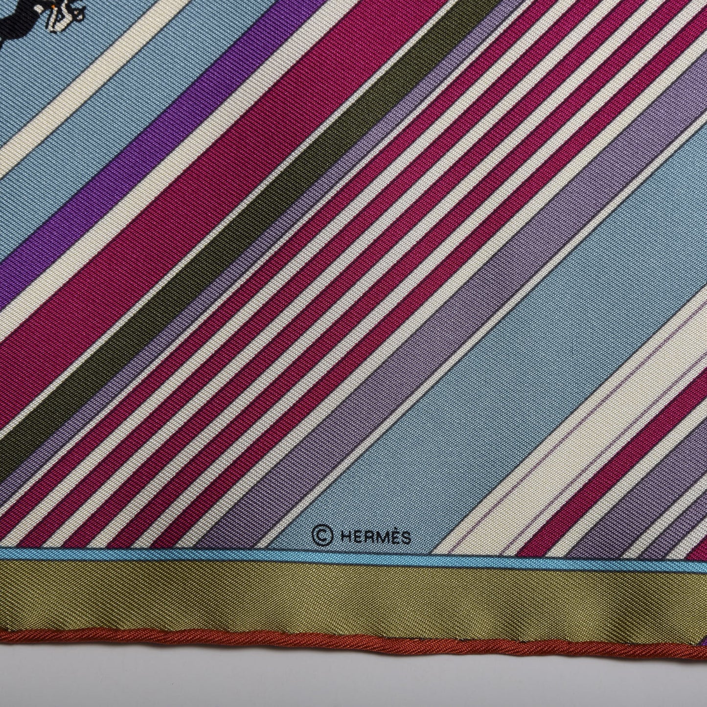 Silk Les Courses Pocket Square Parme Gris Bleu Fuchsia