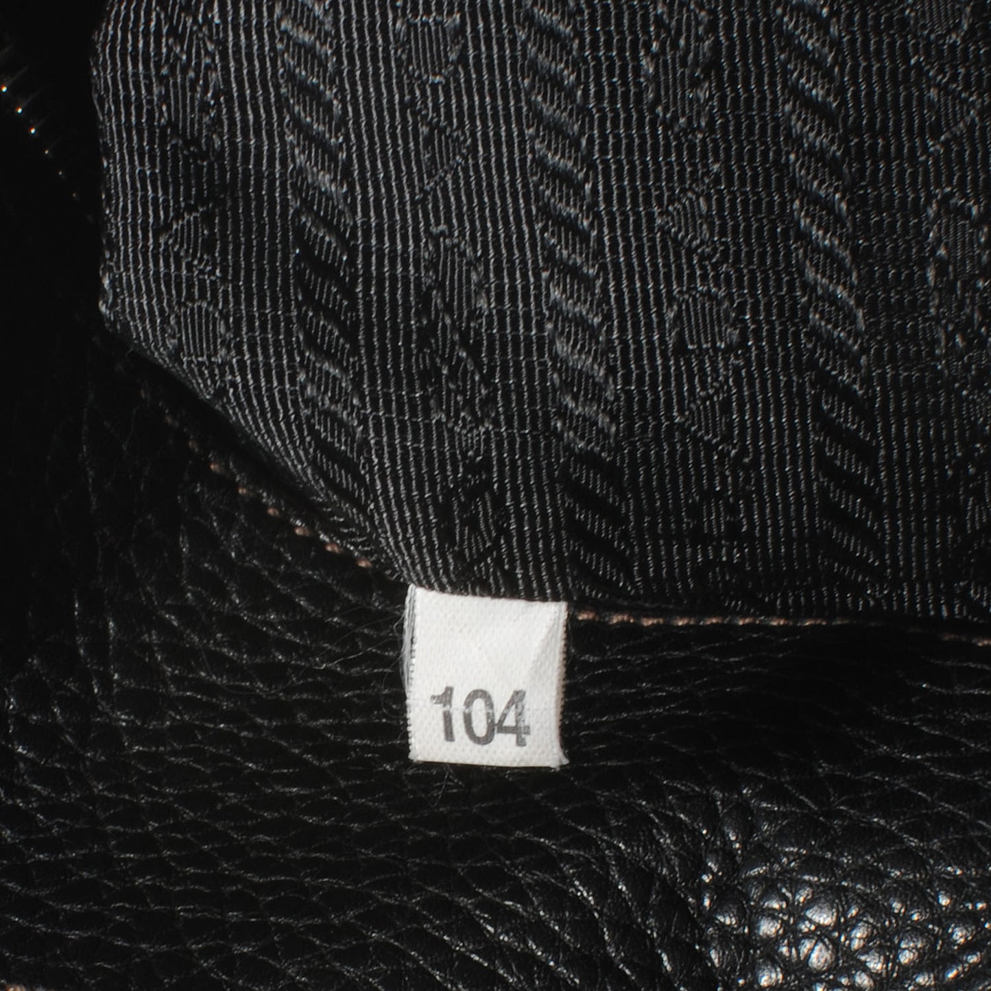Vitello Daino Logo Shoulder Bag Black