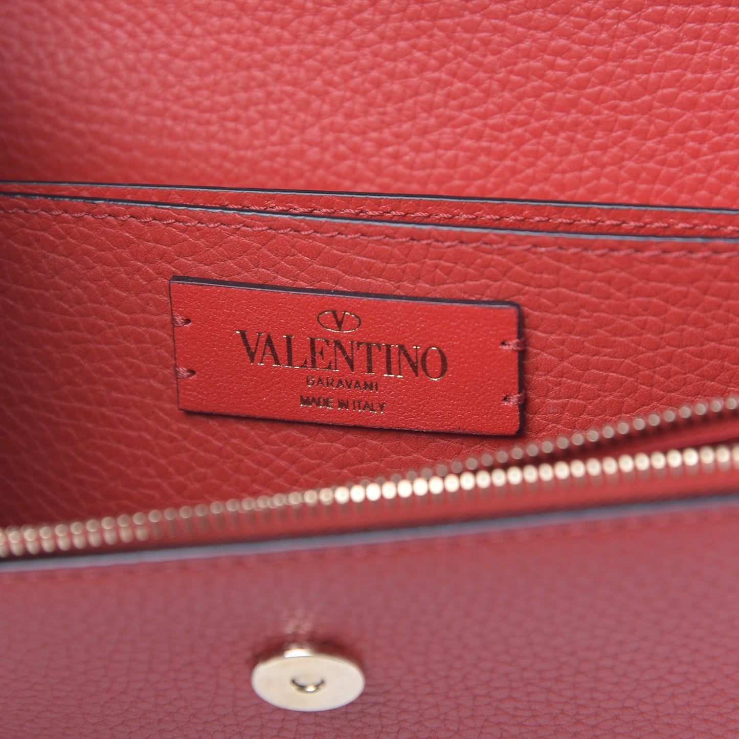 Pebbled Calfskin Rockstud Flap Wallet On Chain Rouge Pur