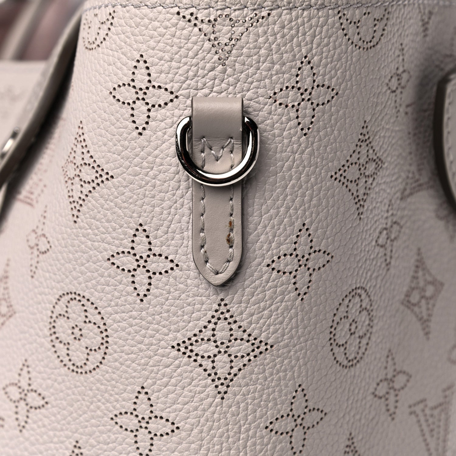 Louis Vuitton Mahina Hina MM Brume 16 of 20