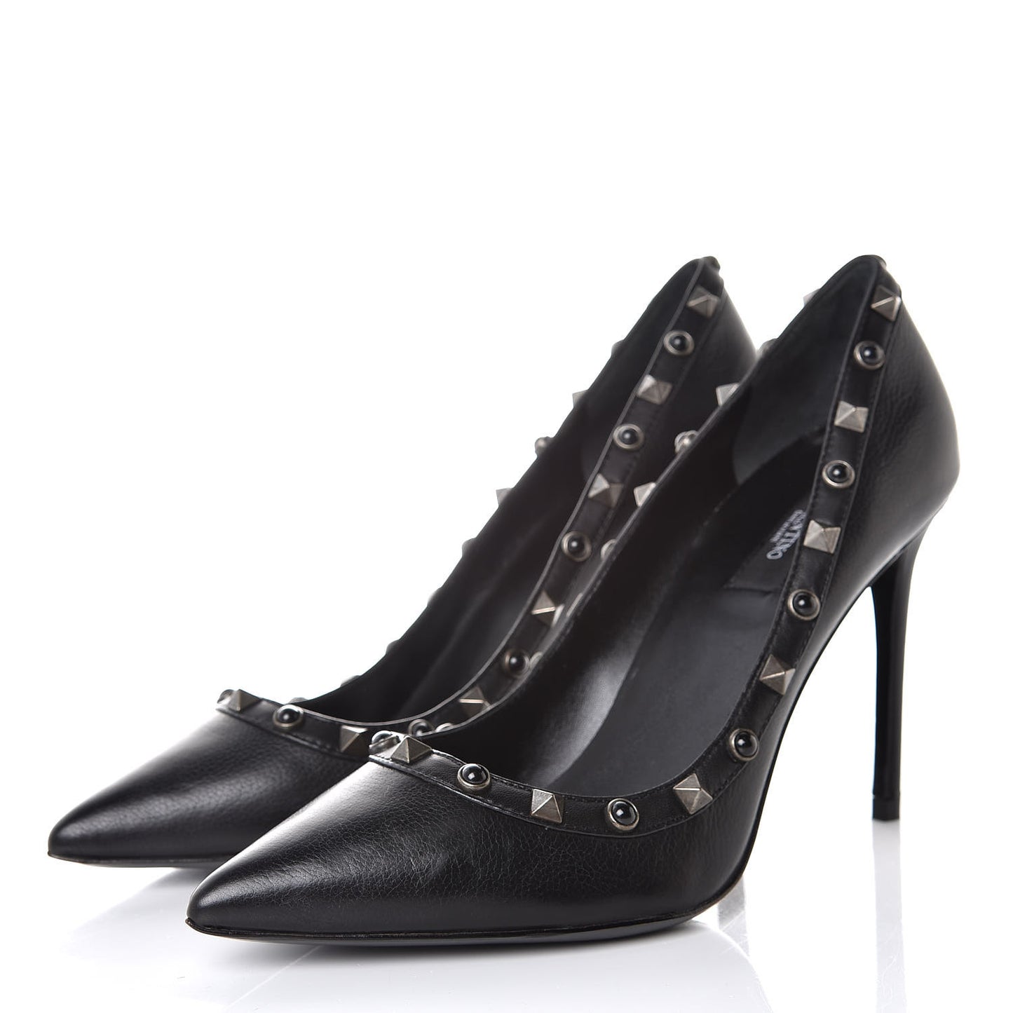 Pebbled Calfskin Onyx Rockstud Rolling 100mm Pumps 39 Black