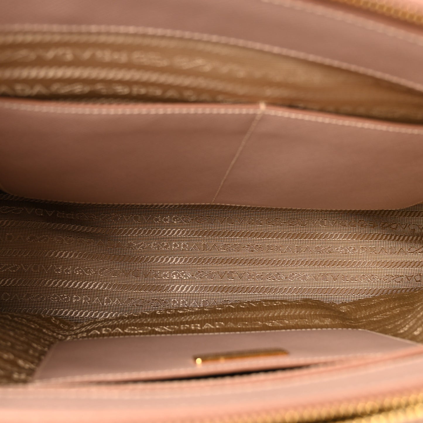 Saffiano Medium Galleria Double Zip Tote Cammeo