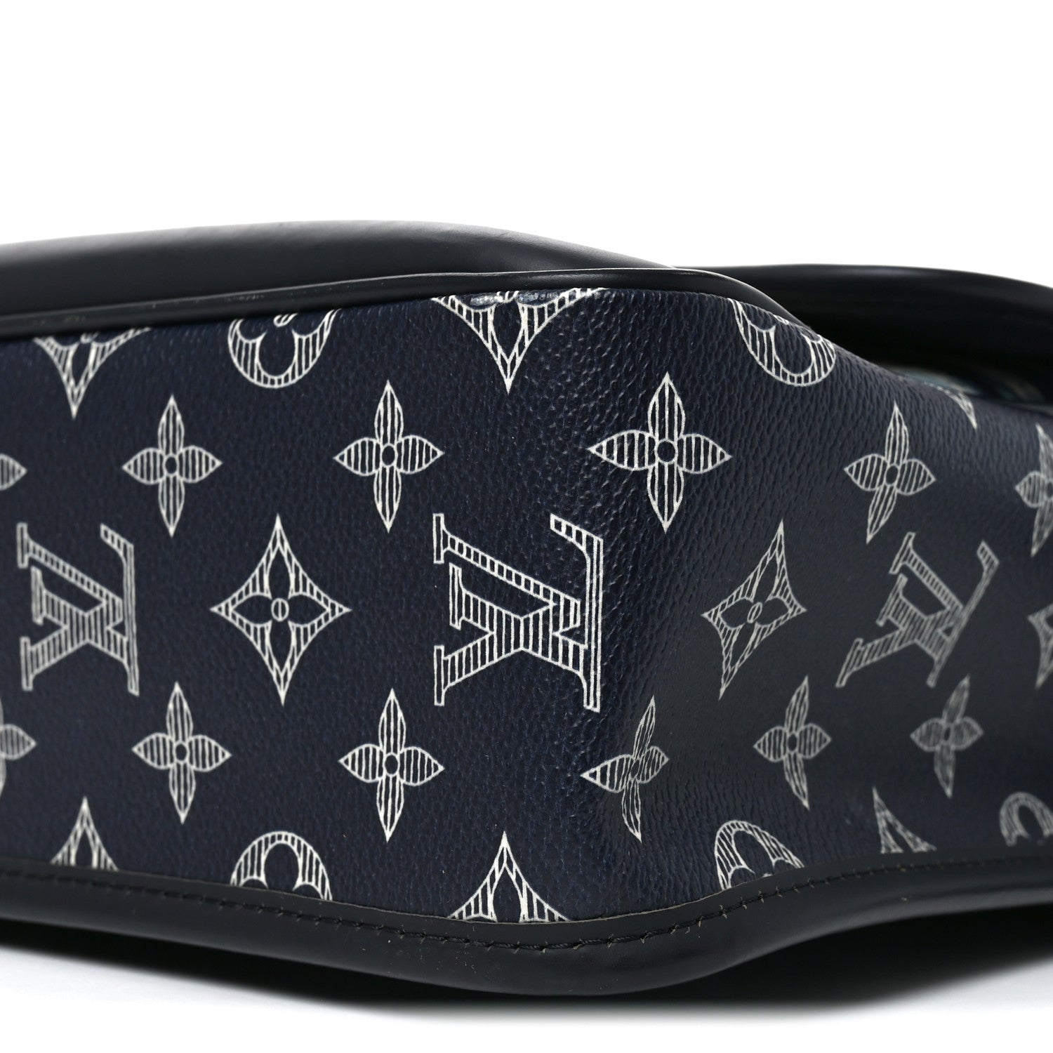 Louis Vuitton Savane Monogram Zebra Chapman Messenger GM Encre 9 of 9