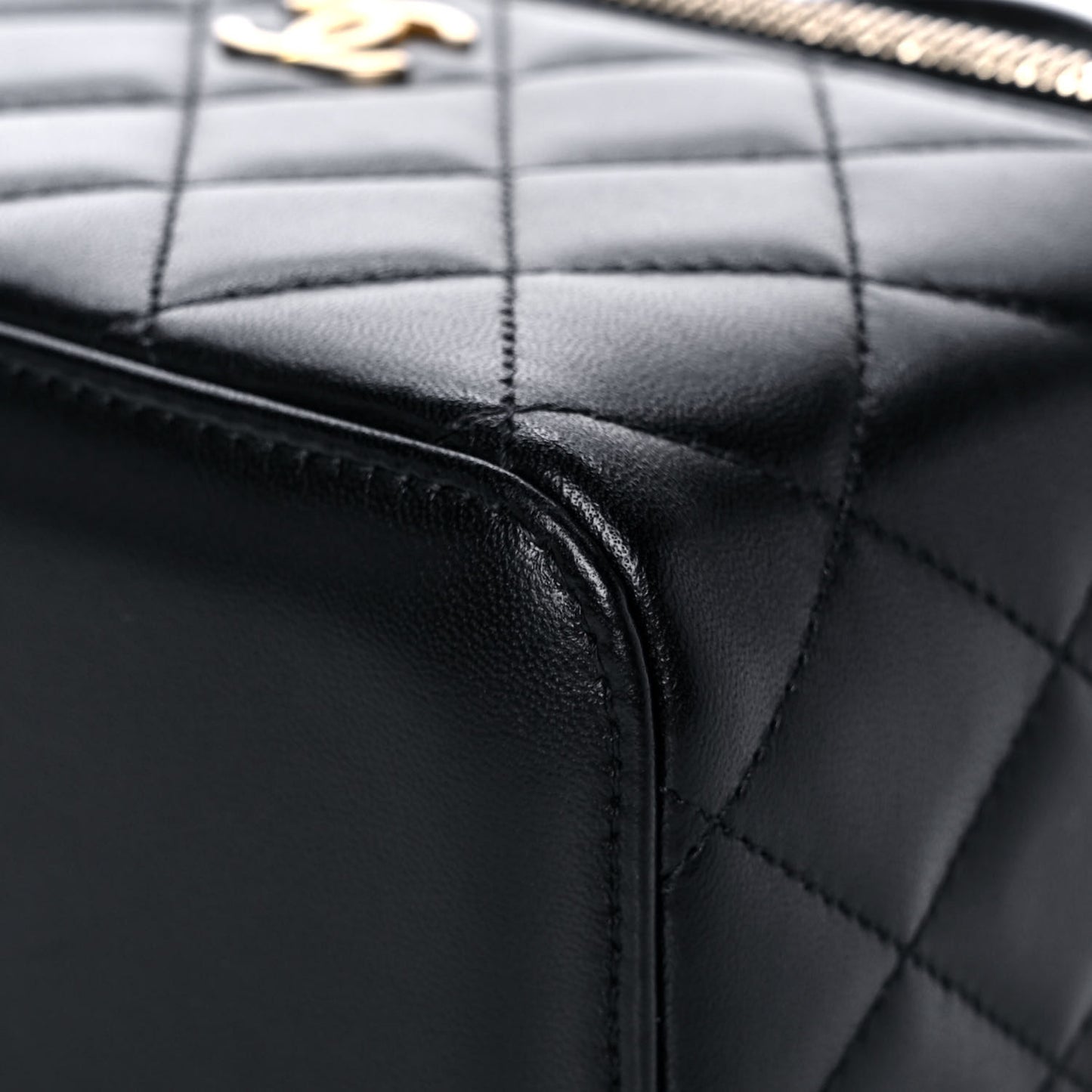 Lambskin Quilted Small Top Handle Vanity Case With Chain Black