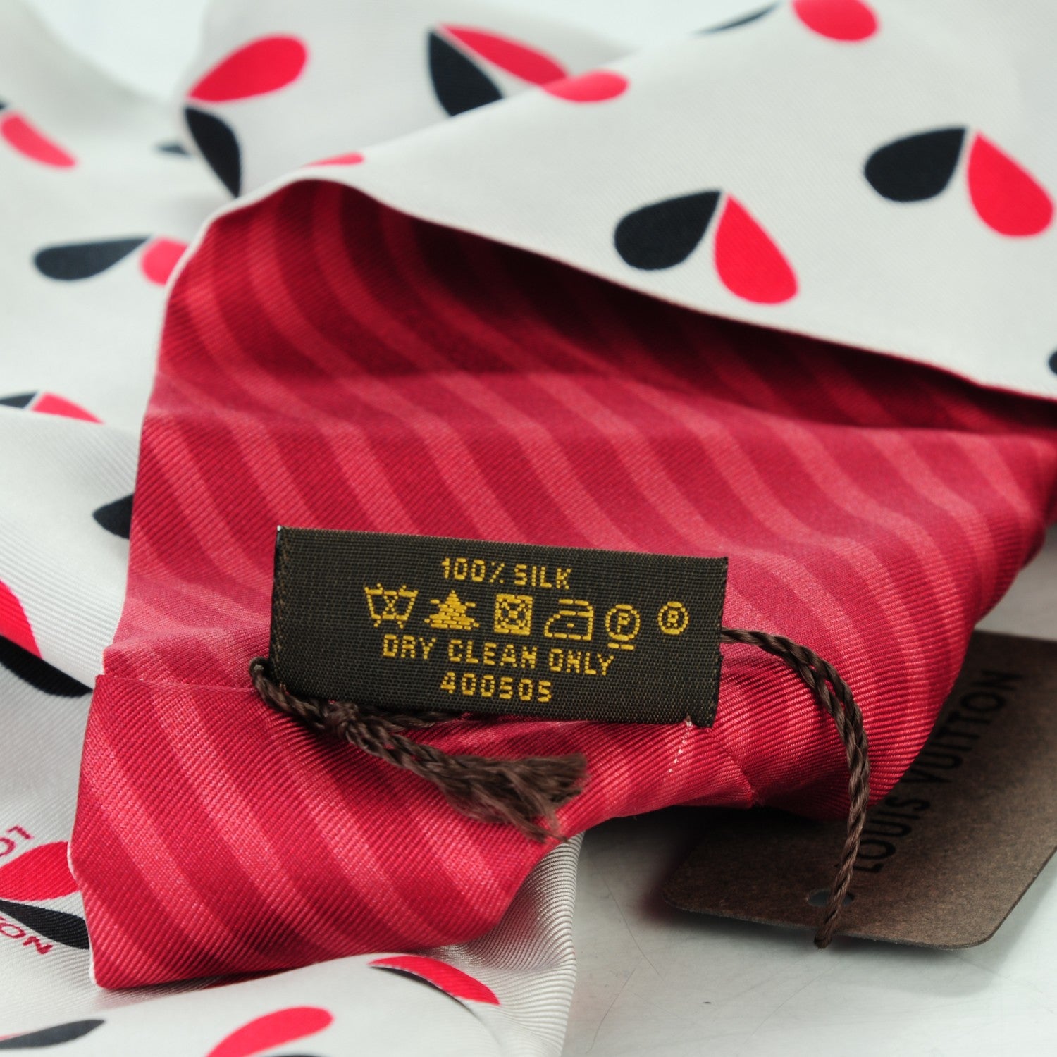 Louis Vuitton Silk Le Coeur Snood Scarf Pomme D'Amour 6 of 7