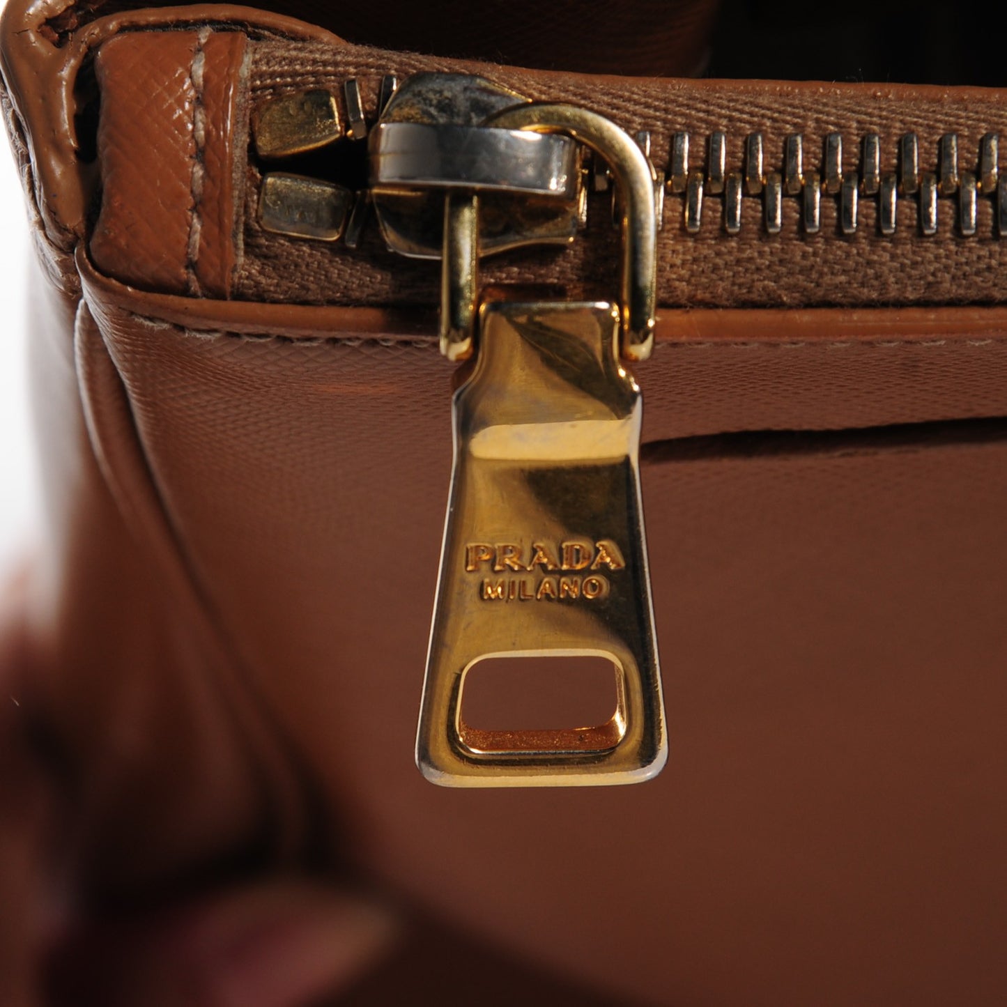 Saffiano Medium Galleria Double Zip Tote Caramel