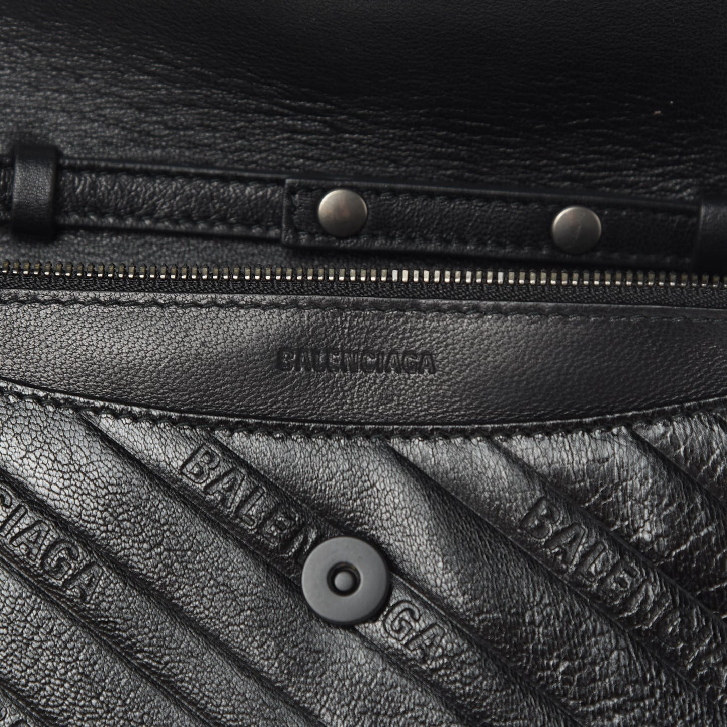 Shiny Goatskin Logo Embossed Monochrome BB Wallet On Chain Black