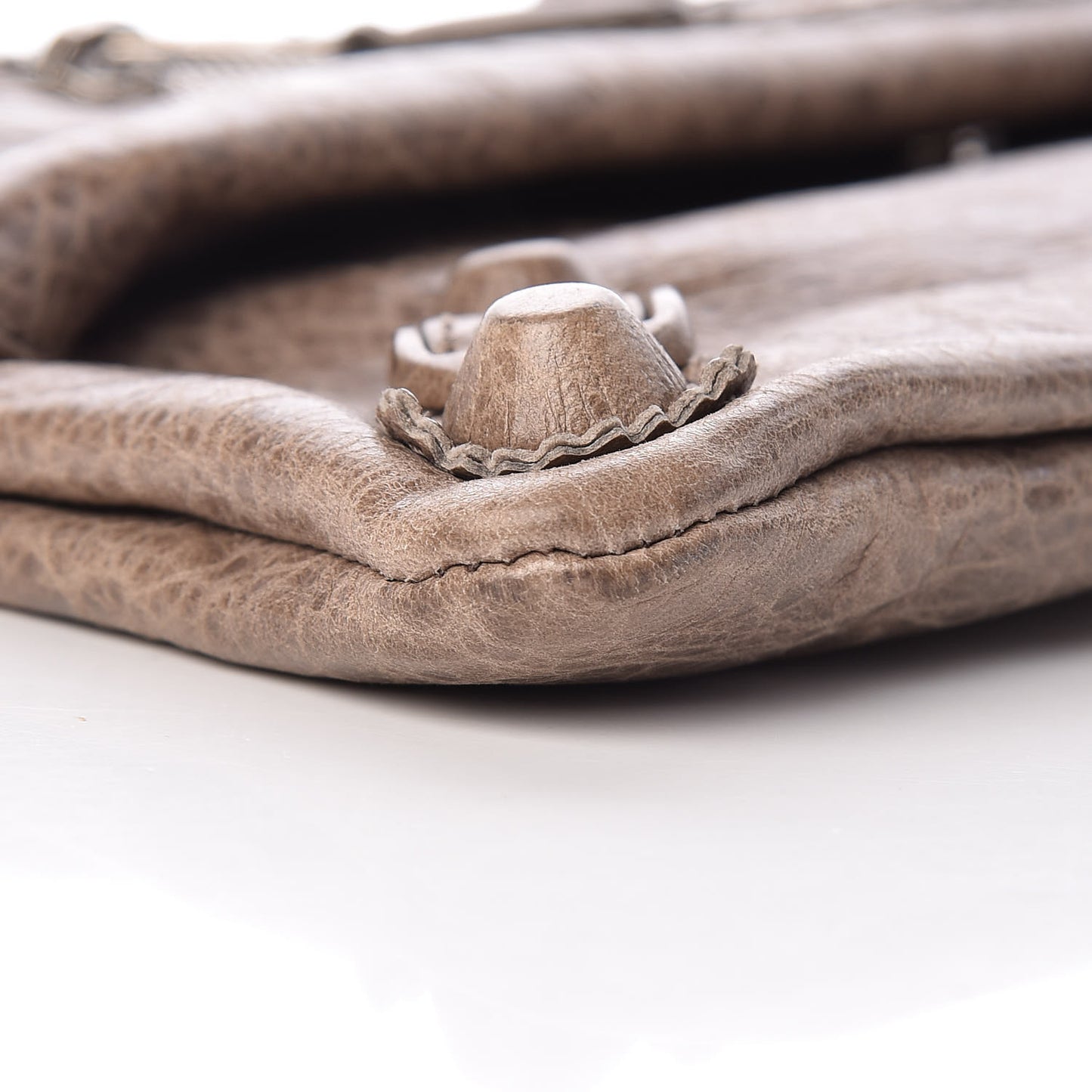 Agneau Giant Brogues Hardware Envelope Clutch Gris Poivre