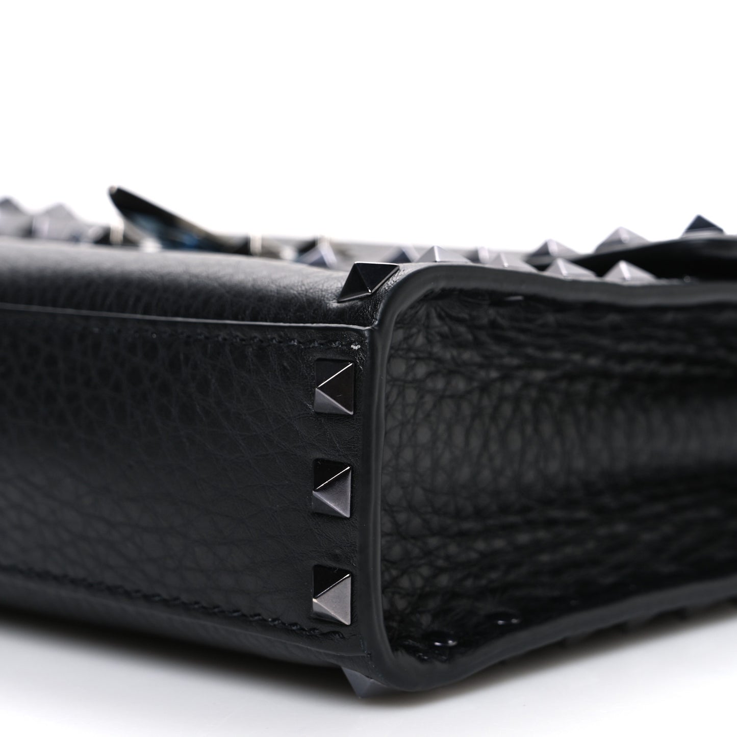 Pebbled Calfskin Monochrome Medium Rockstud Flip Lock Crossbody Bag Black