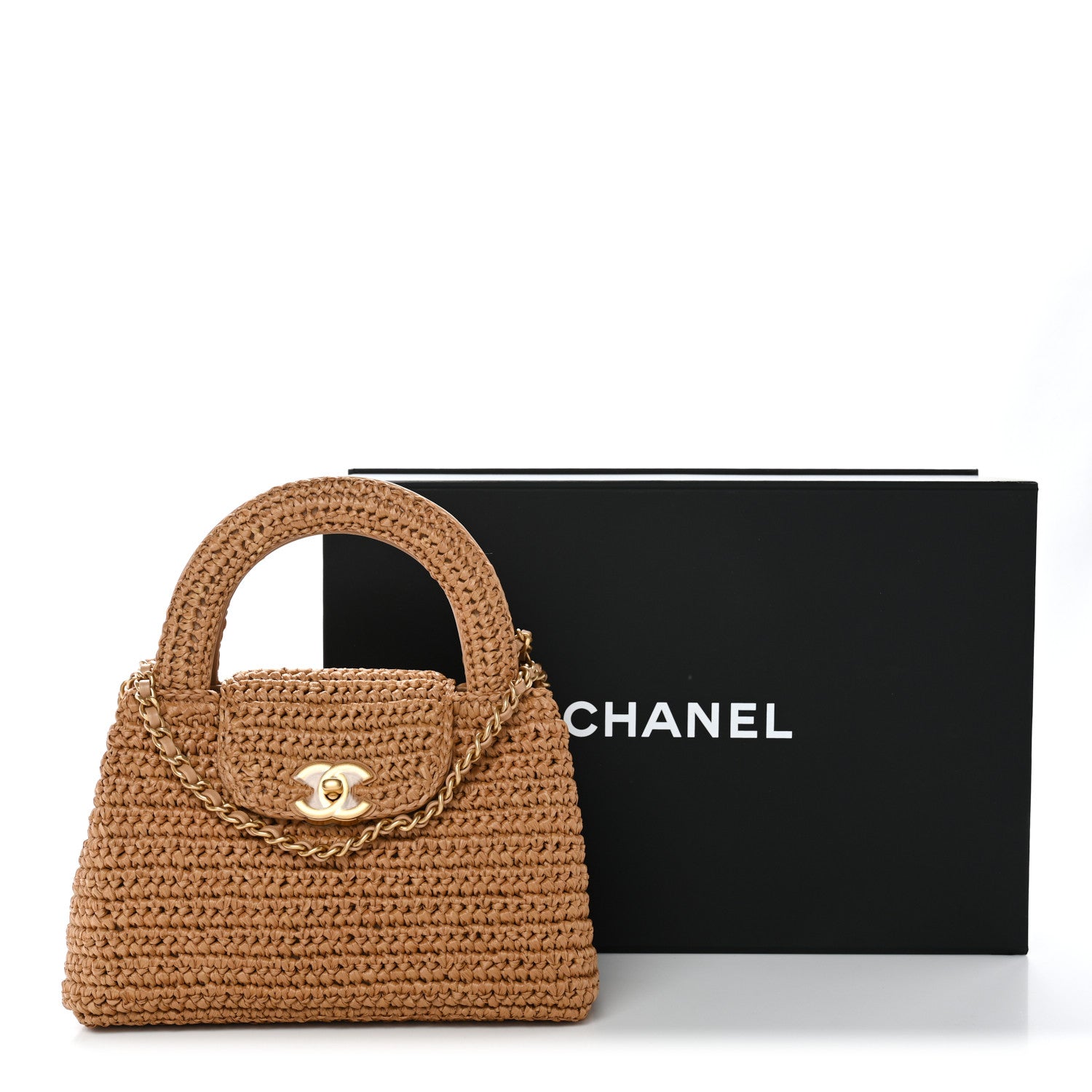 CHANEL  バック Maxi tote, Braided raffia, calfskin & gold-tone metal, white