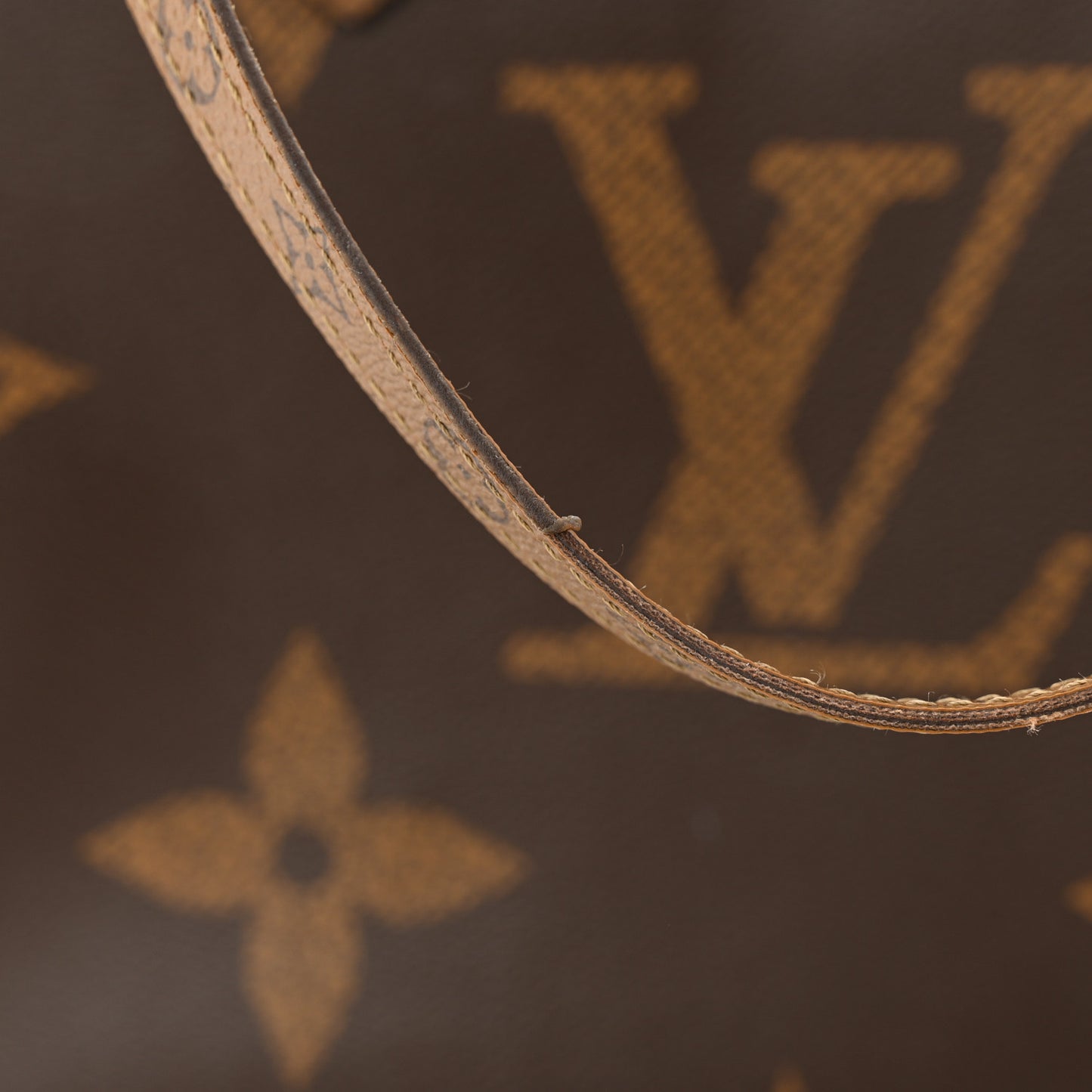 Reverse Monogram Giant Onthego MM