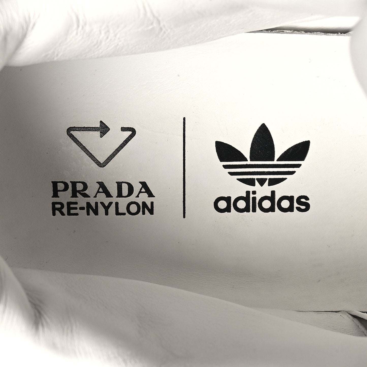 X ADIDAS Re-Nylon Gabardine Metal Triangle Logo Mens Wheel Pouch Pocket Low Top Sneakers 11 White