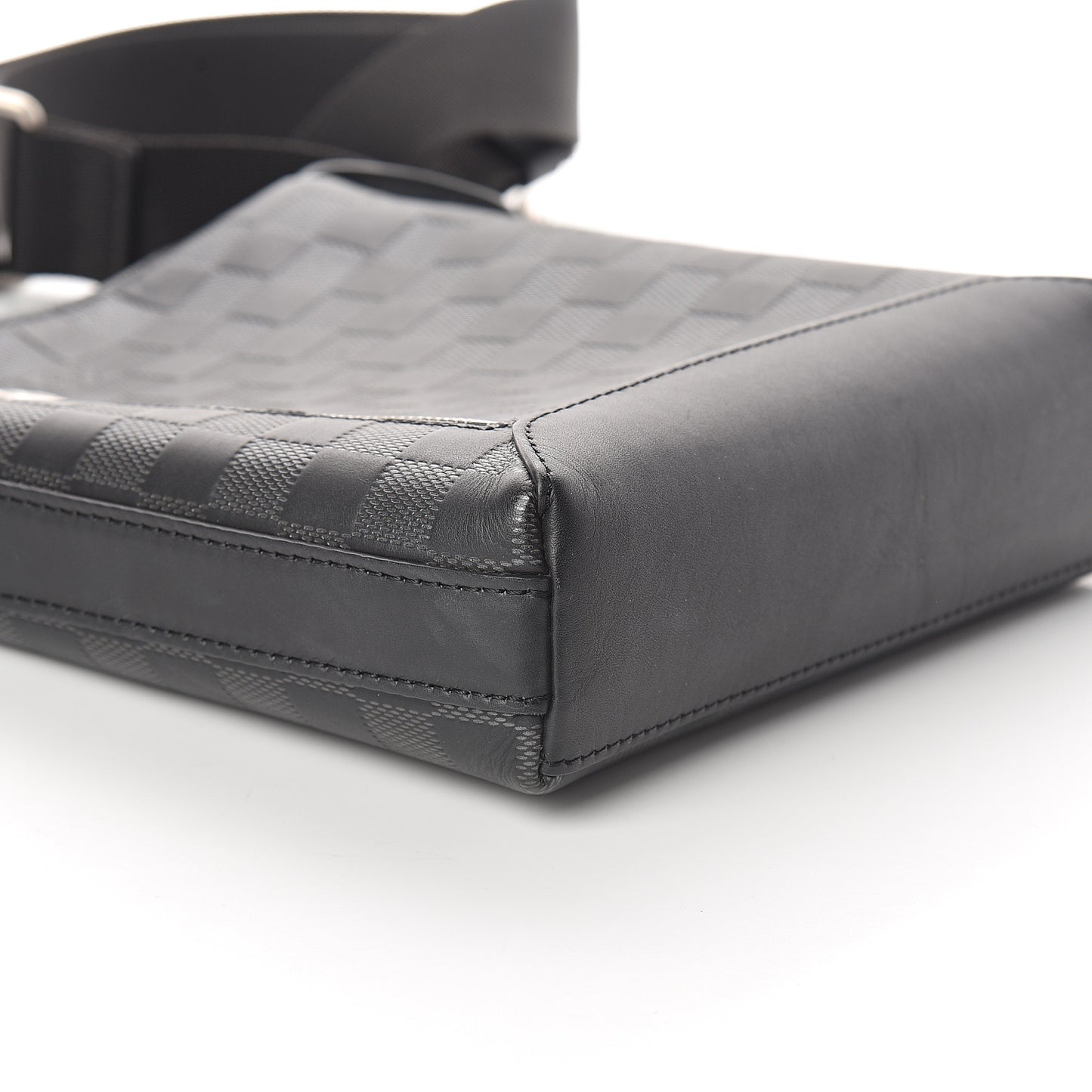 Damier Infini Discovery Messenger BB Onyx