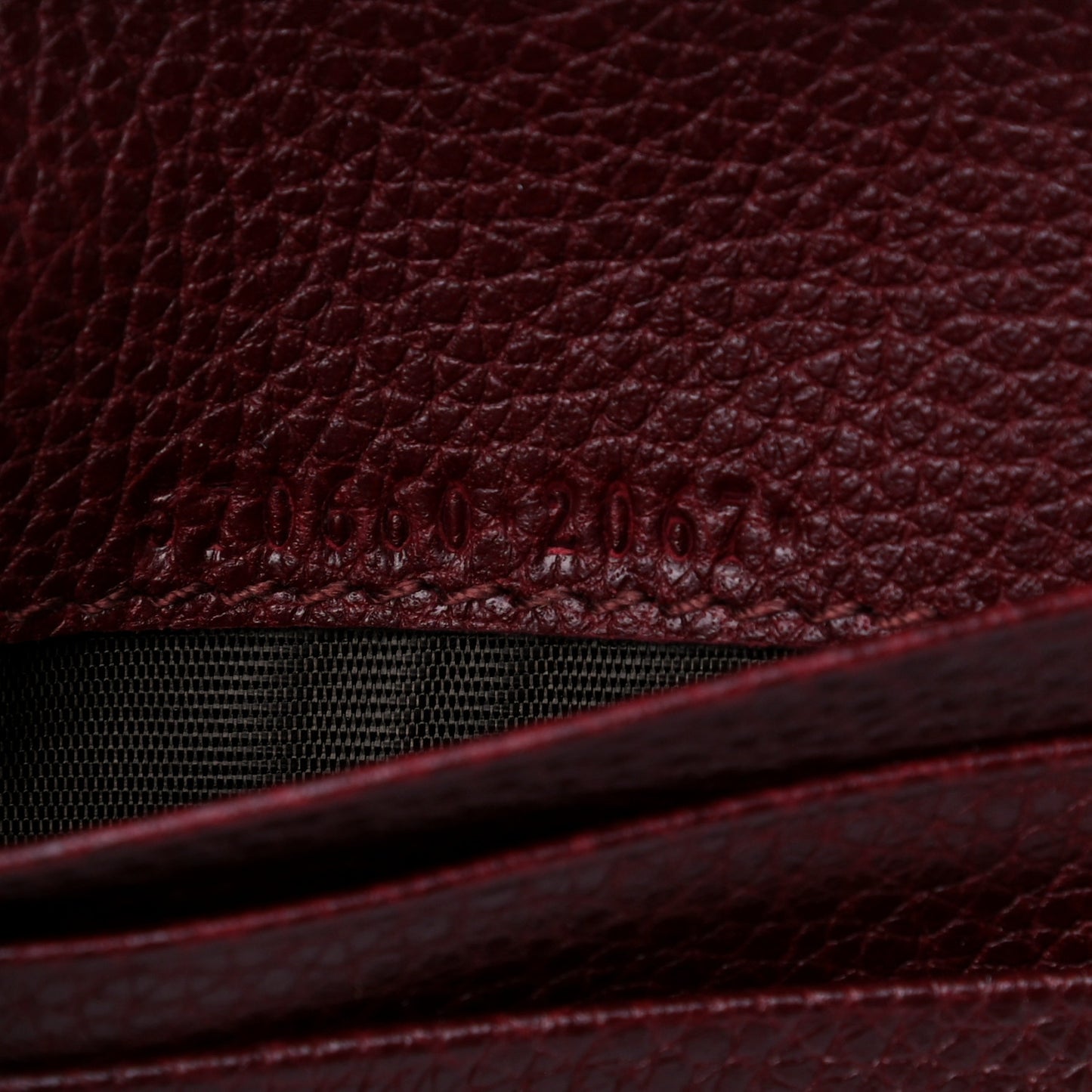 Grainy Calfskin Zumi Chain Card Case Wallet Vintage Bordeaux