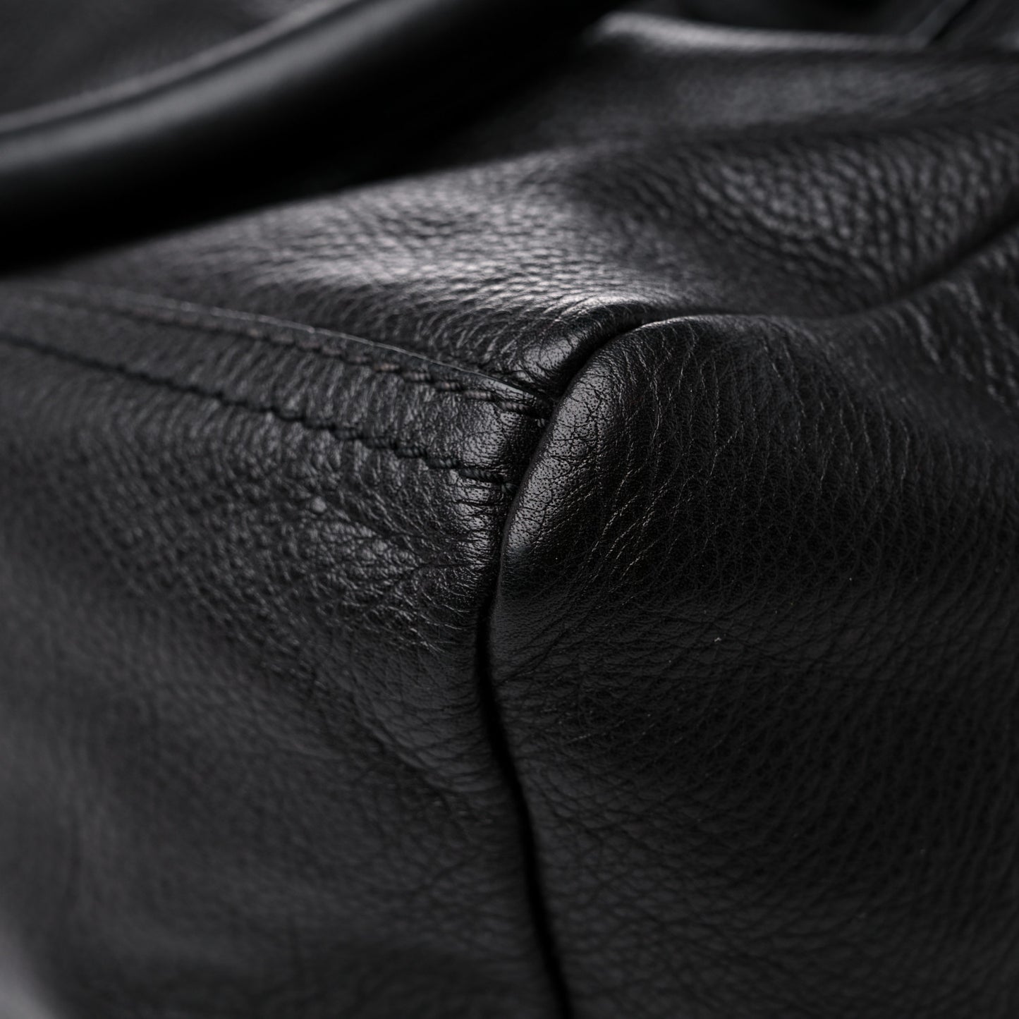 Pebbled Calfskin Medium Pyramid Stud Pandora Black