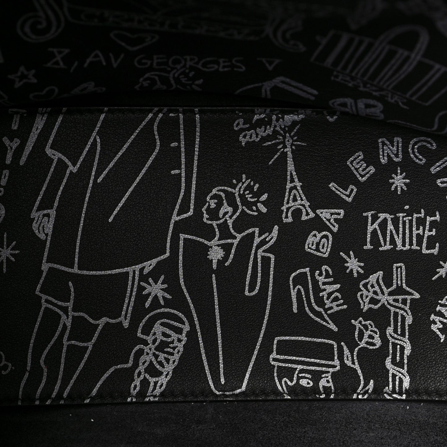 Agneau Graffiti Papier A6 Zip Around Tote Black