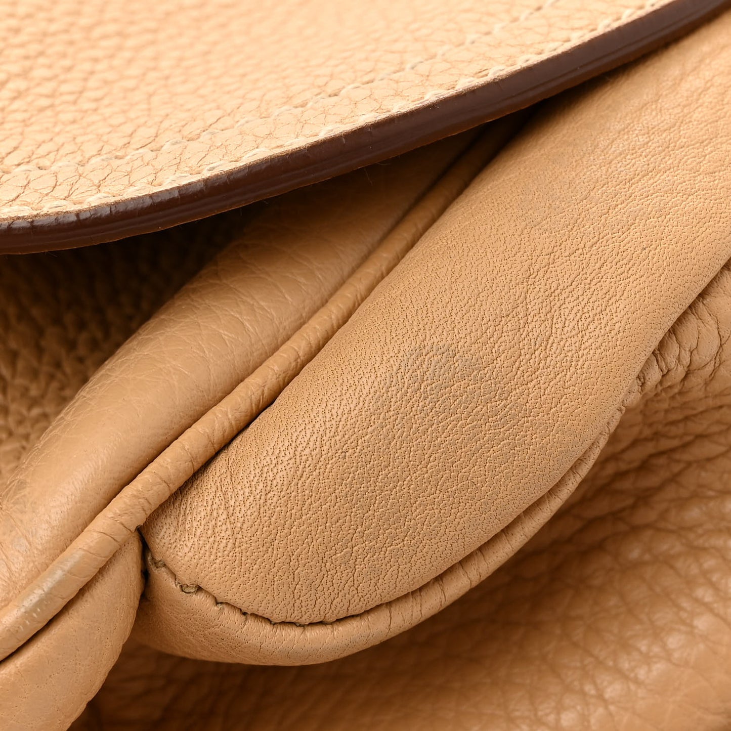 Vitello Daino Side Pocket Flap Hobo Sabbia
