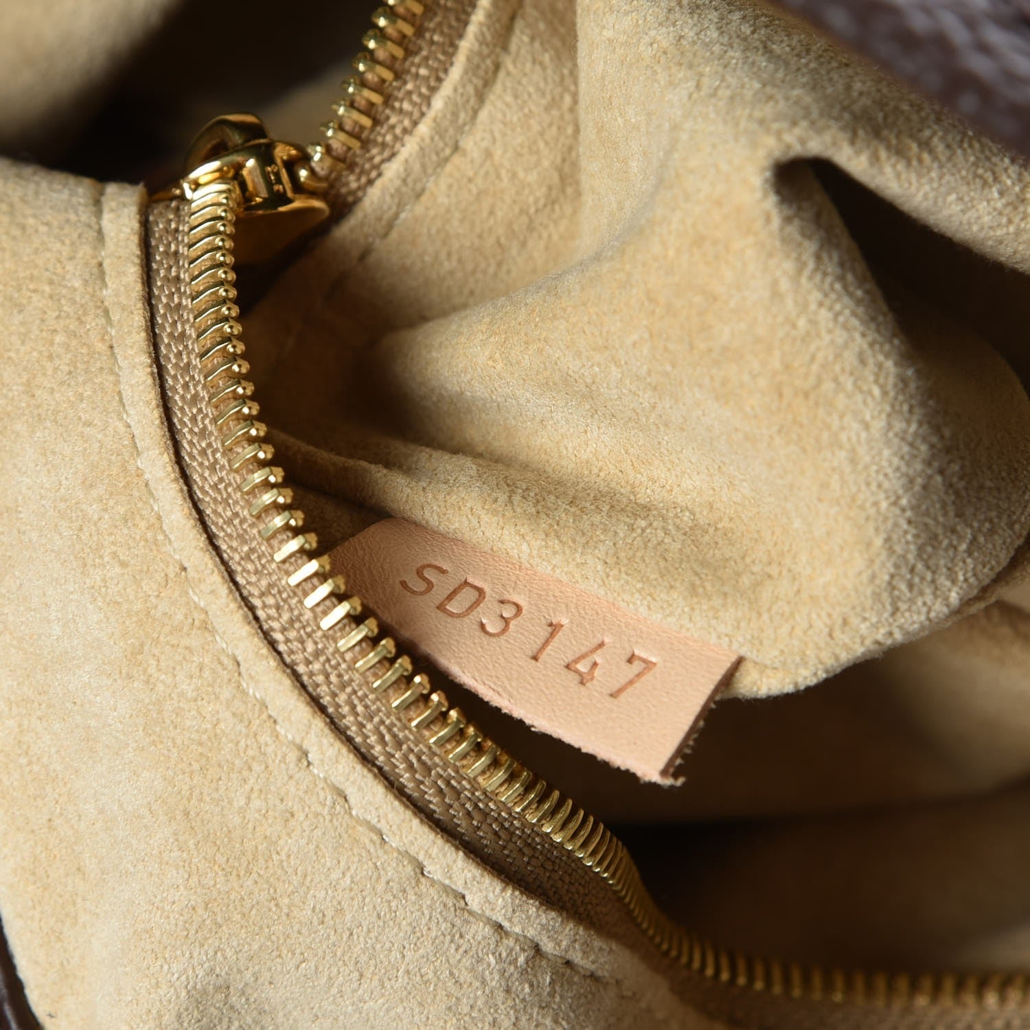 Louis Vuitton Monogram Artsy MM 8 of 10