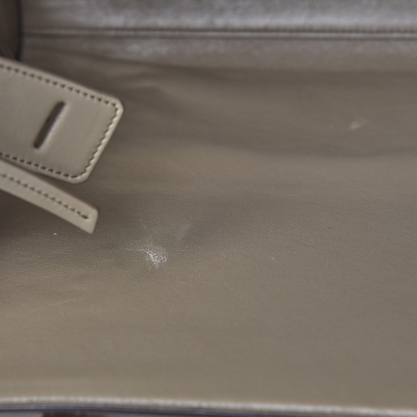 Crocodile Embossed Nubuck Medium Phantom Luggage Beige