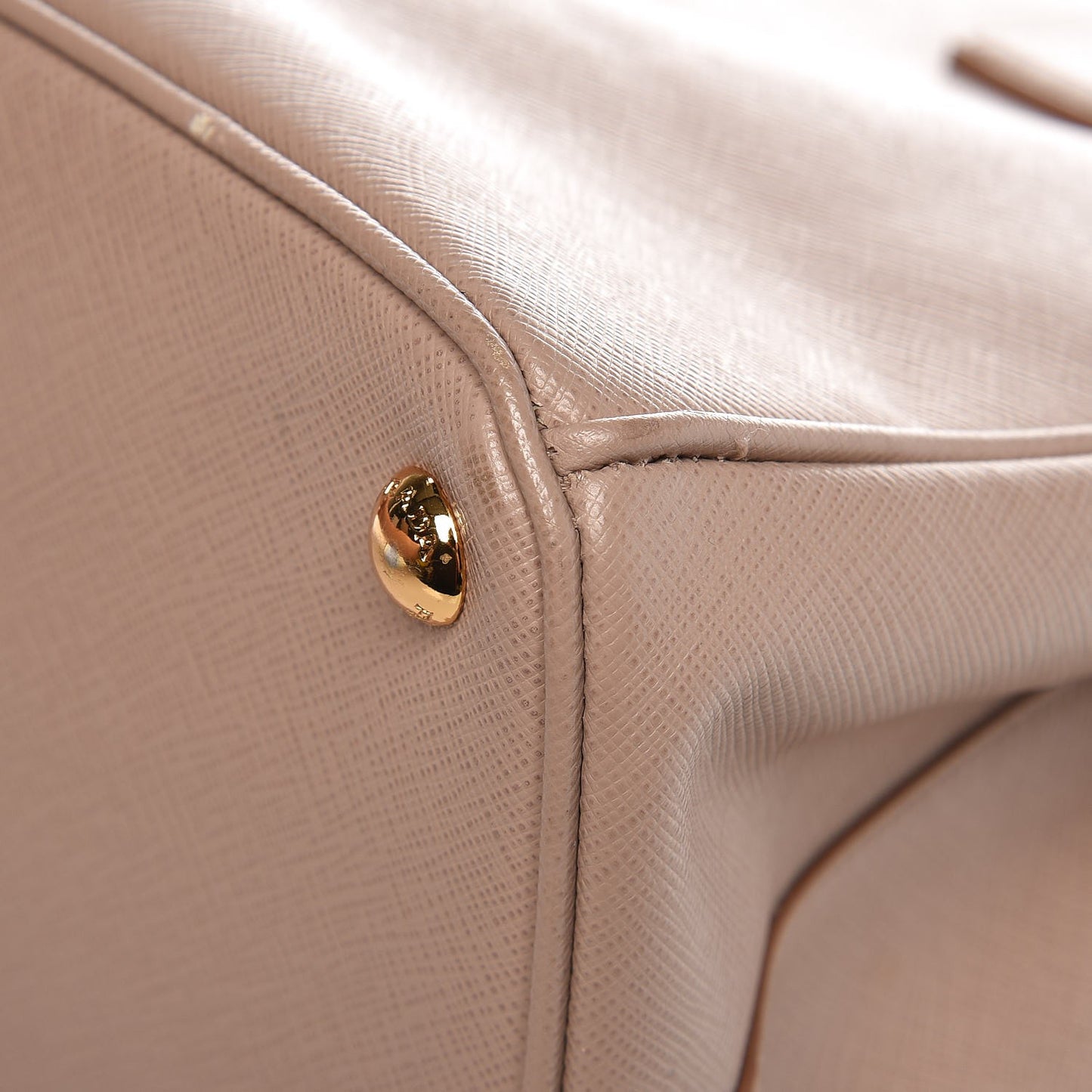 Saffiano Medium Galleria Double Zip Tote Cammeo