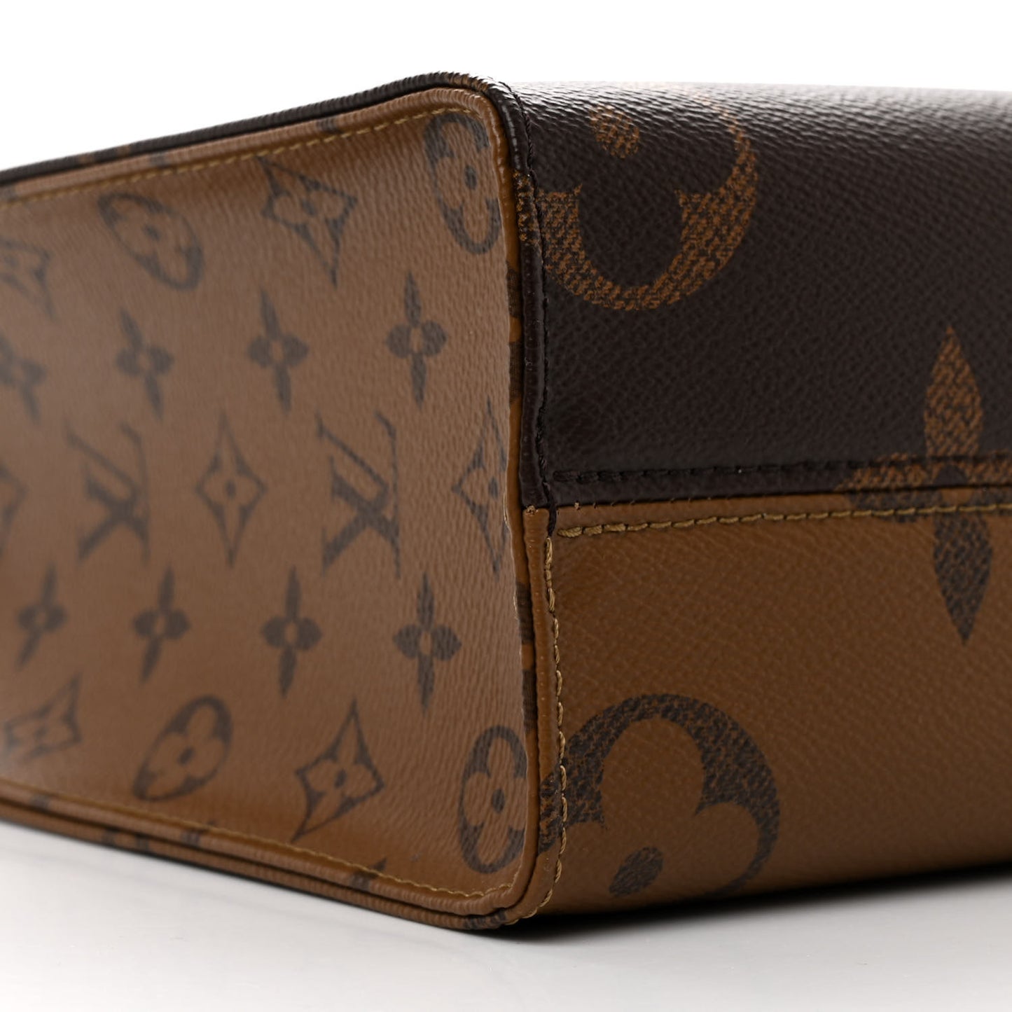 Reverse Monogram Giant Onthego PM